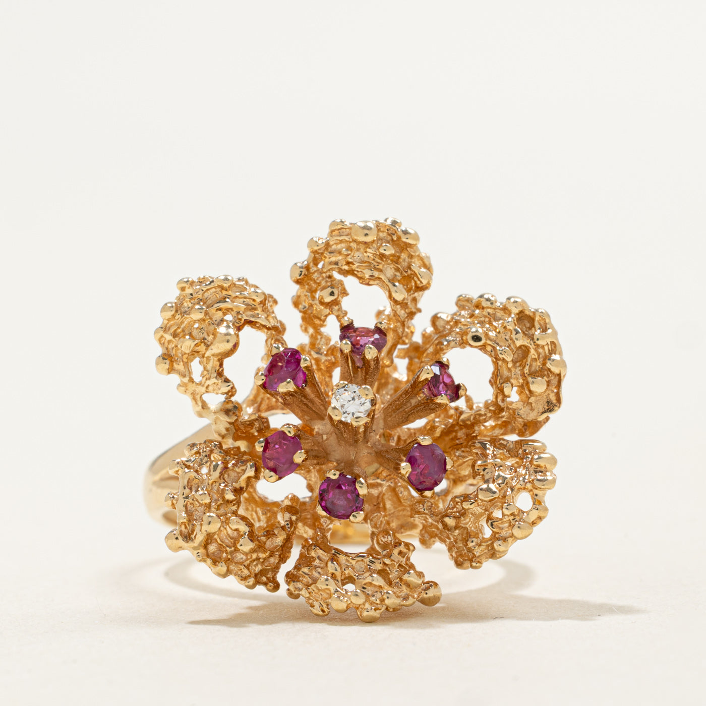 Bague en or 14 carats sertie de rubis et de diamants à motif floral | 0,30 ct au total, 0,03 ct | Taille 7