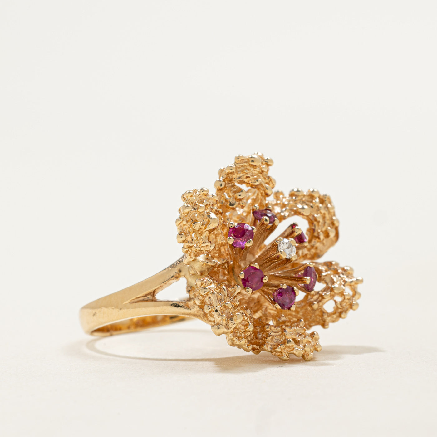 Bague en or 14 carats sertie de rubis et de diamants à motif floral | 0,30 ct au total, 0,03 ct | Taille 7