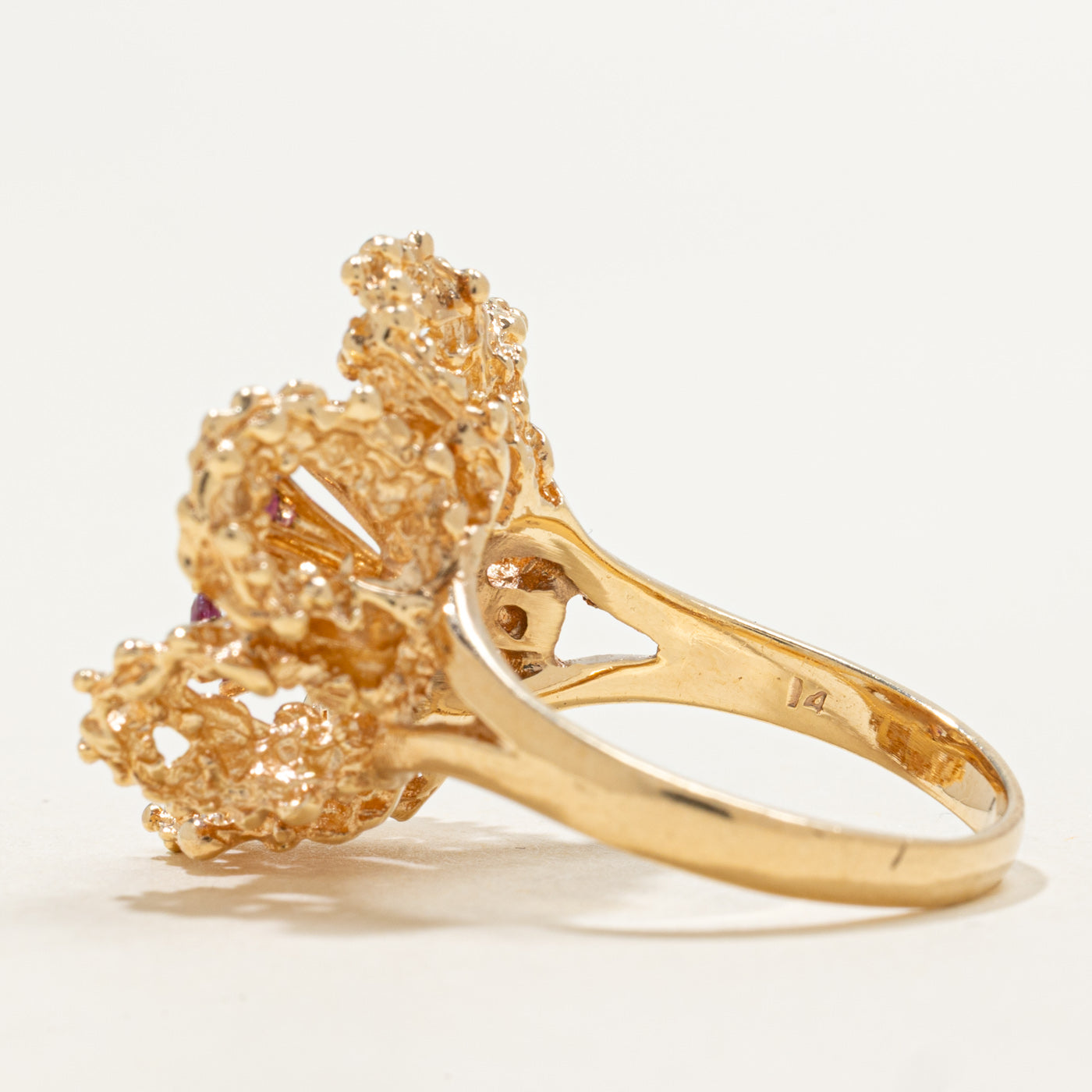 Bague en or 14 carats sertie de rubis et de diamants à motif floral | 0,30 ct au total, 0,03 ct | Taille 7