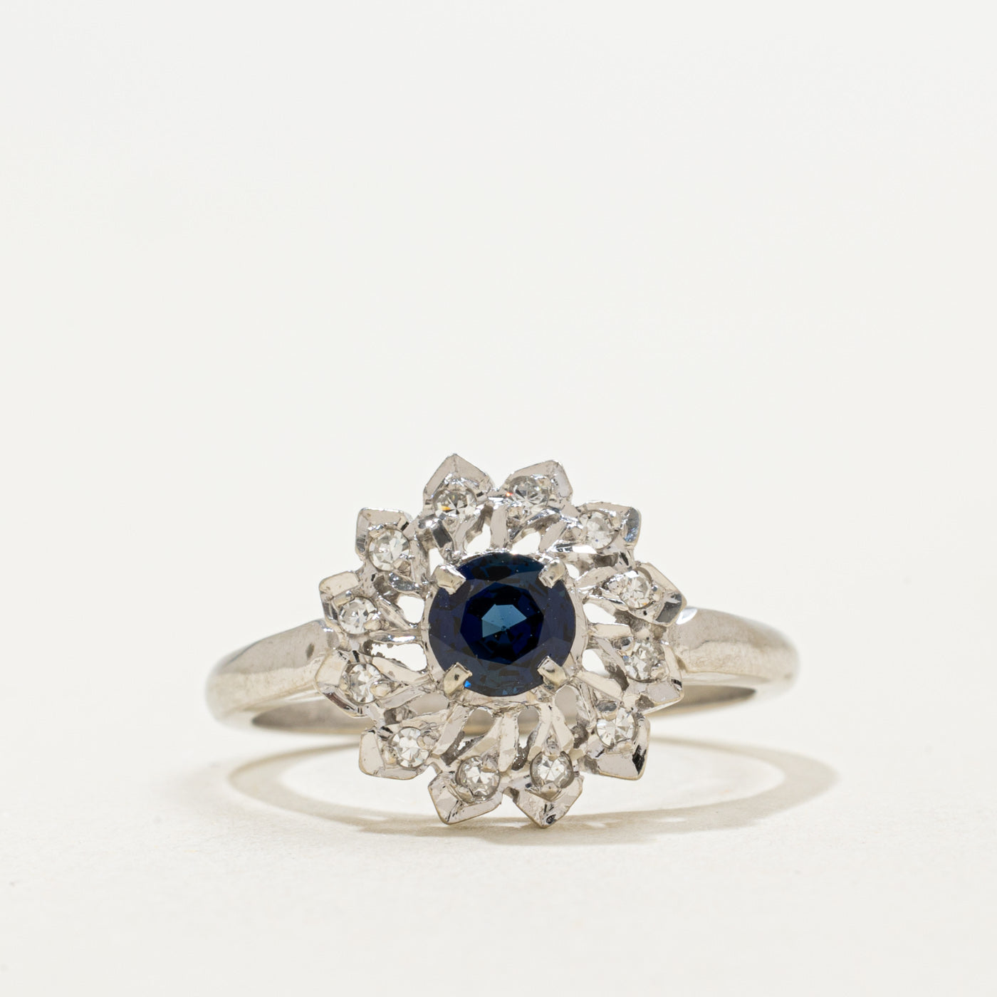 Bague halo pétale en or 18 carats, saphirs et diamants | 0,40 ct, 0,12 ct au total | Taille 6,0