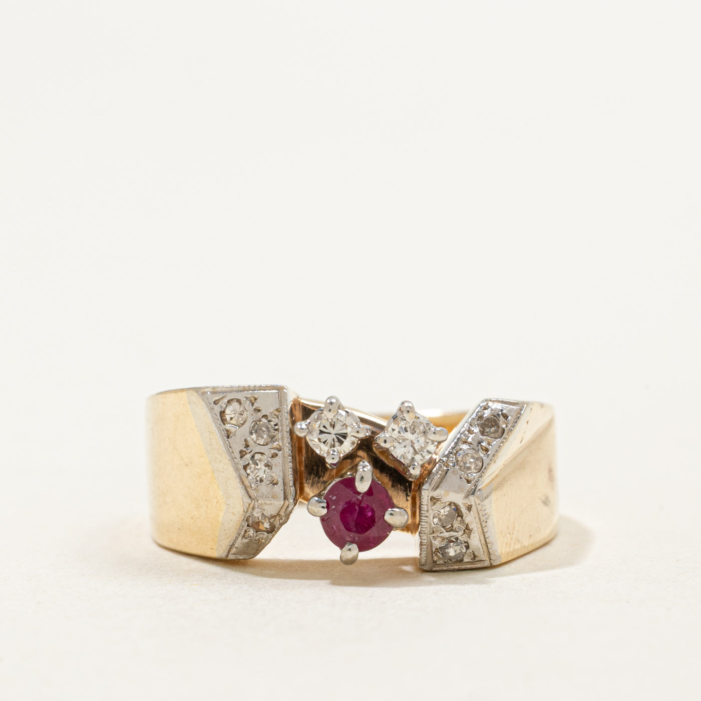 Bague abstraite en rubis et diamants 14 carats | 0,15 ct, 0,15 ct au total | Taille 6,5