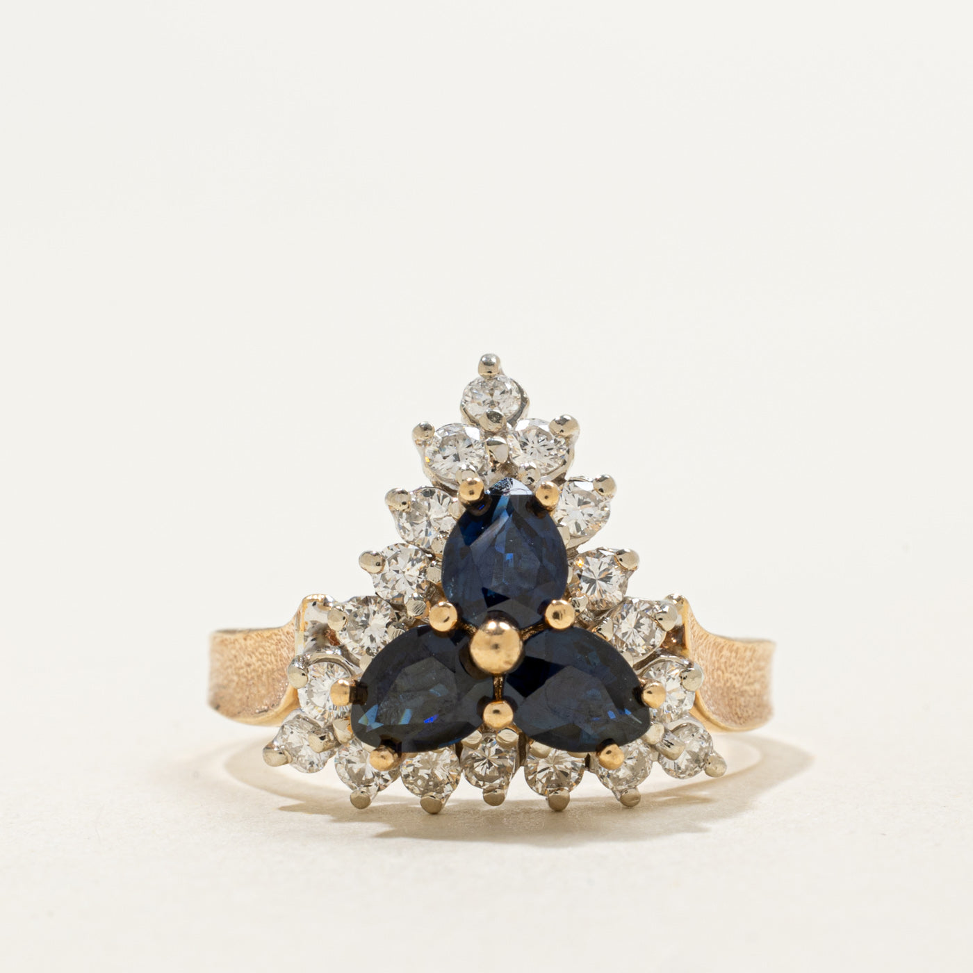 Bague halo en forme de pétale triangulaire sertie de saphirs et de diamants en or 14 carats | 1,50 ct au total, 0,54 ct au total | Taille 6,75