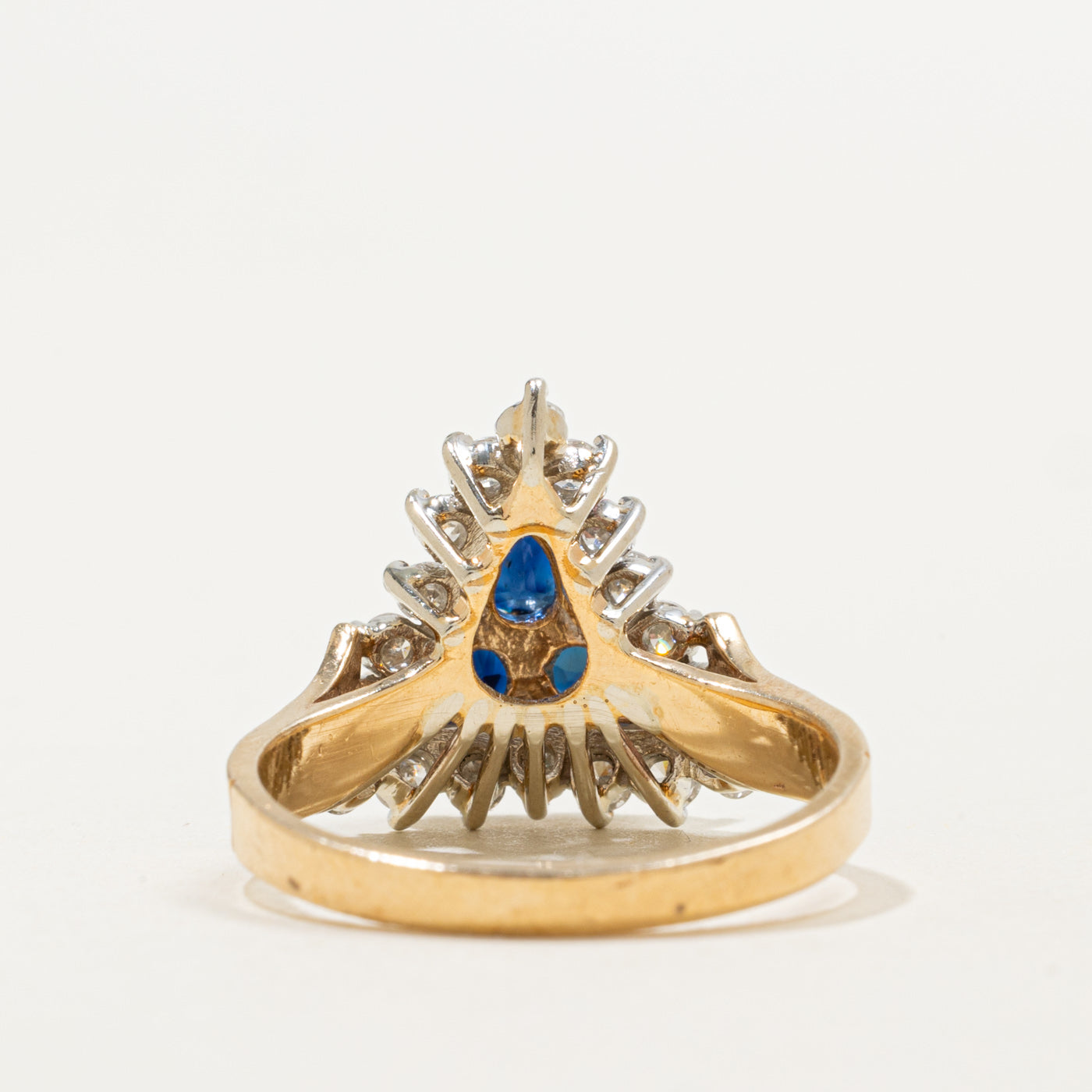 Bague halo en forme de pétale triangulaire sertie de saphirs et de diamants en or 14 carats | 1,50 ct au total, 0,54 ct au total | Taille 6,75