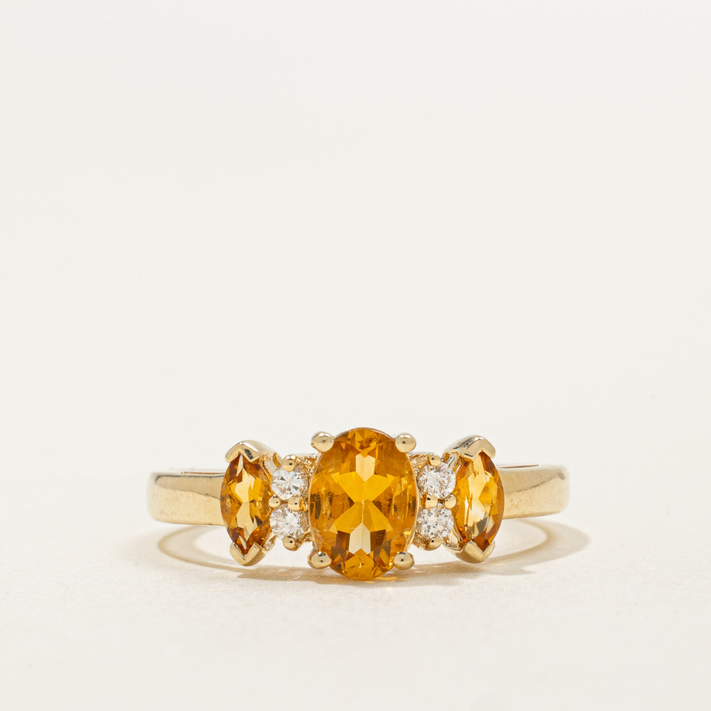 Bague trois pierres en or 14 carats ornée de citrine et de diamants | 1,00 ct au total, 0,08 ct au total | Taille 7,0