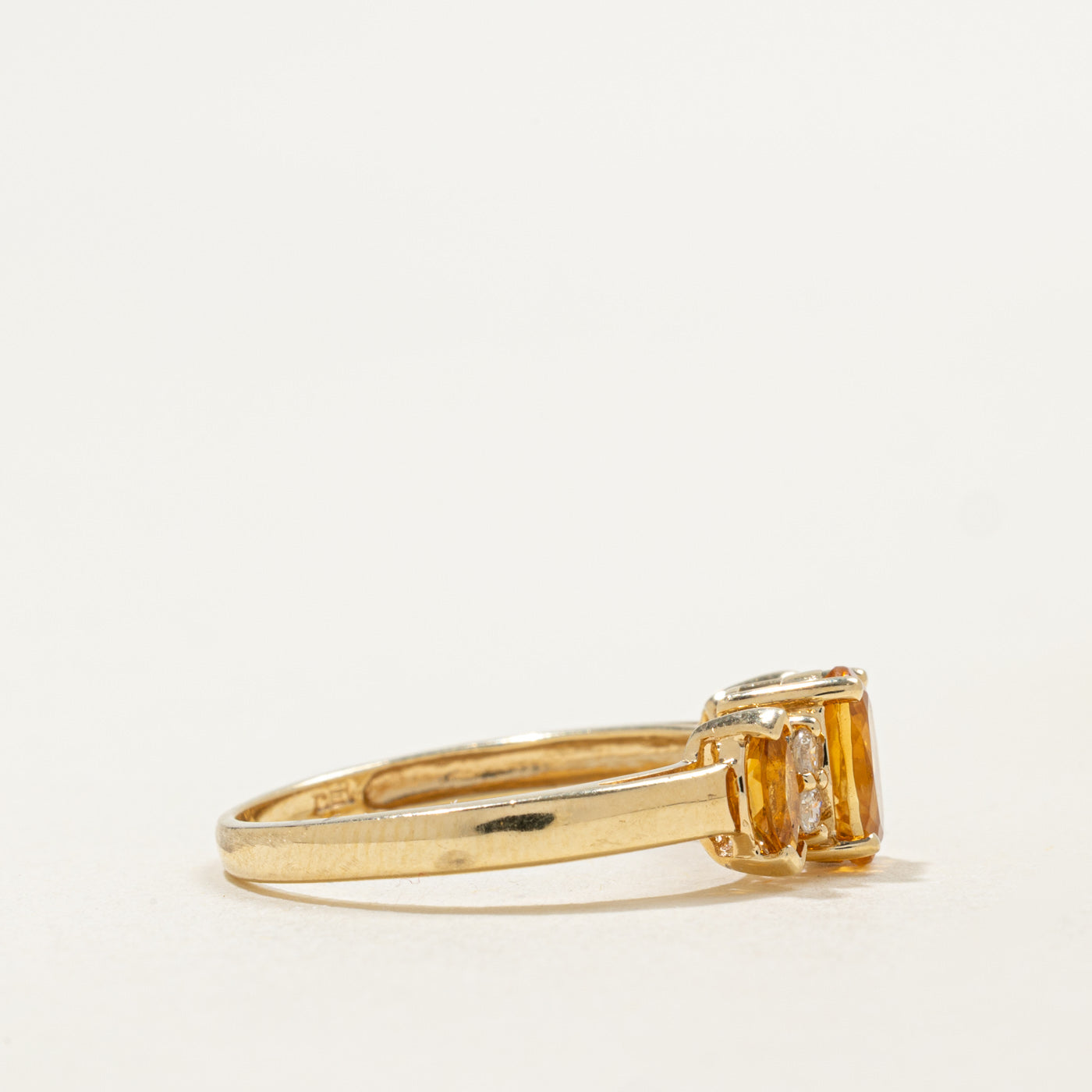 Bague trois pierres en or 14 carats ornée de citrine et de diamants | 1,00 ct au total, 0,08 ct au total | Taille 7,0