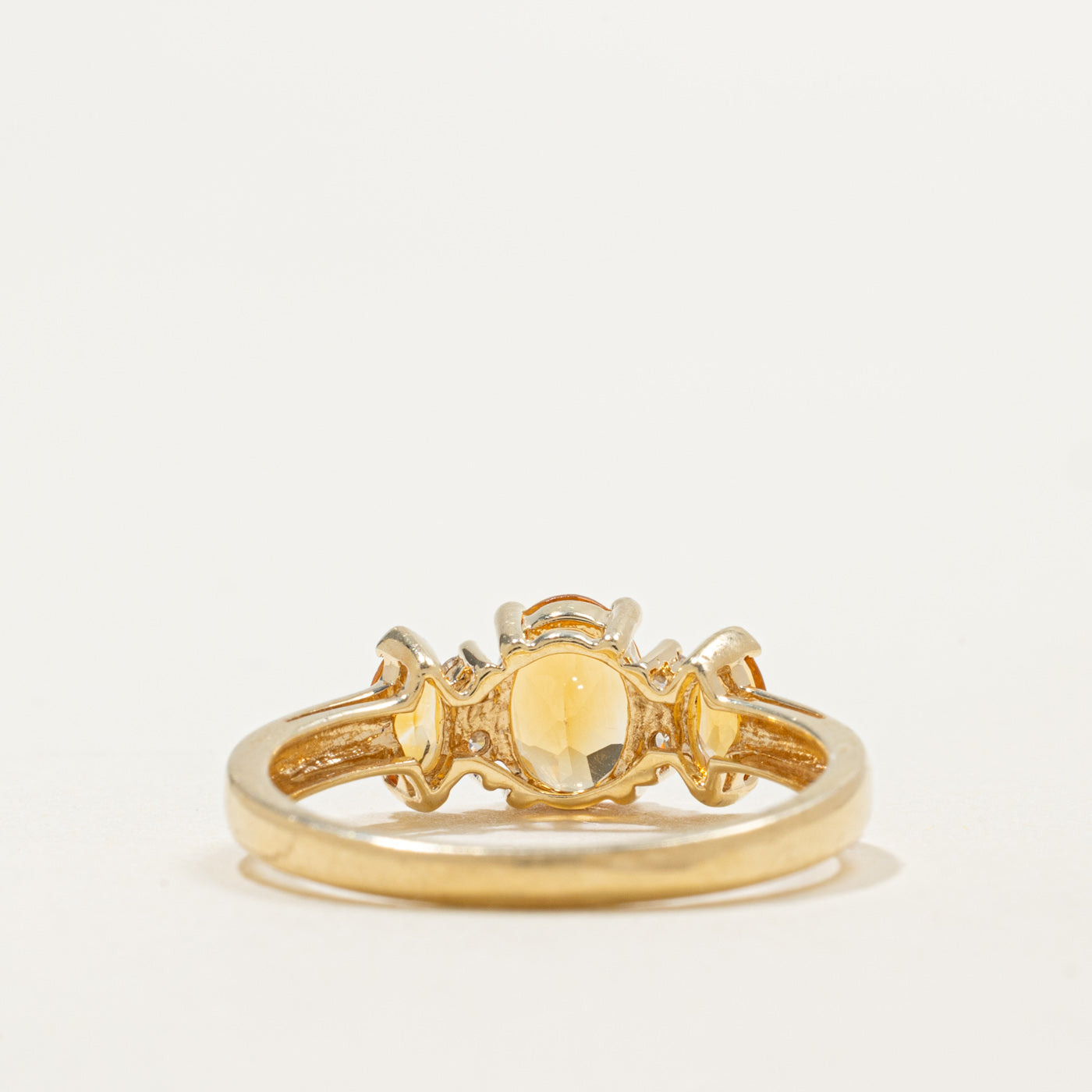 Bague trois pierres en or 14 carats ornée de citrine et de diamants | 1,00 ct au total, 0,08 ct au total | Taille 7,0