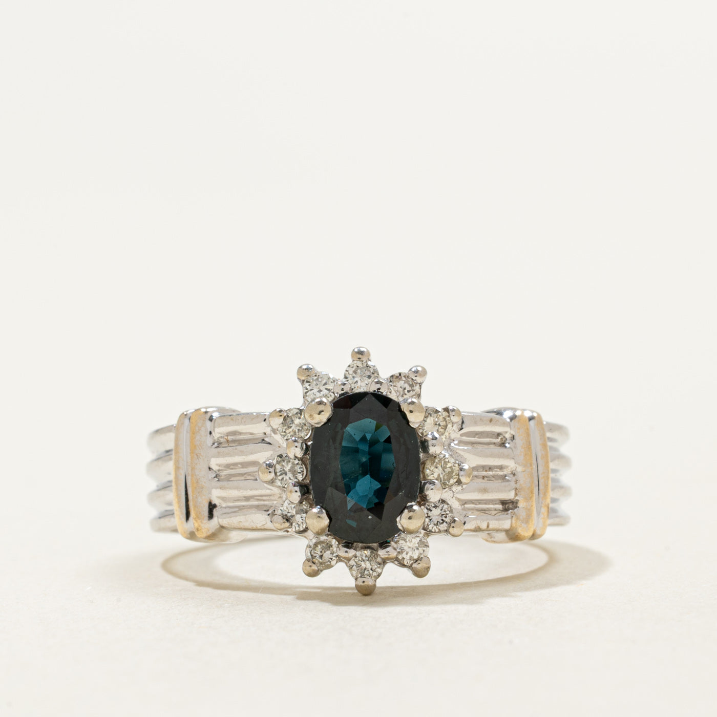 Bague halo pétale en or 14 carats sertie d'un saphir ovale et de diamants | 0,75 ct, 0,24 ct au total | Taille 6,0