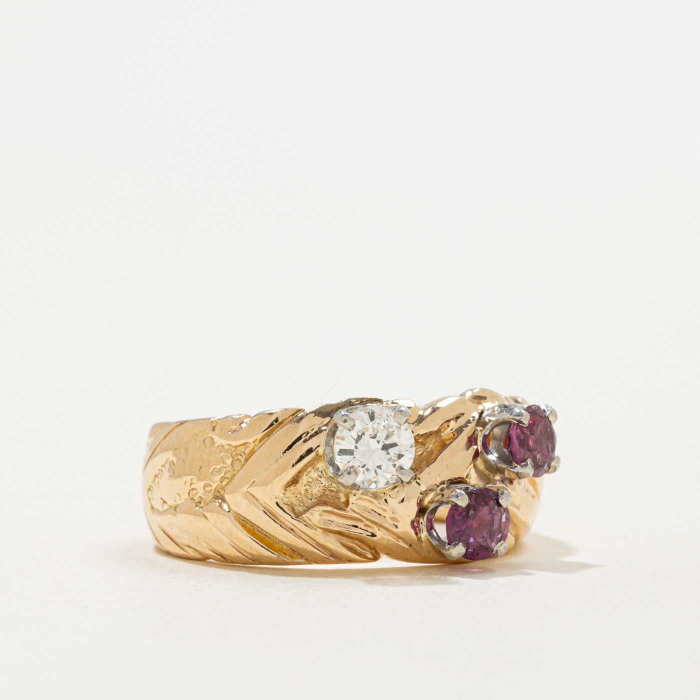 Bague texturée en or 14 carats sertie de diamants et de rubis | 0,30 ct, 0,52 ct au total | Taille 8,5