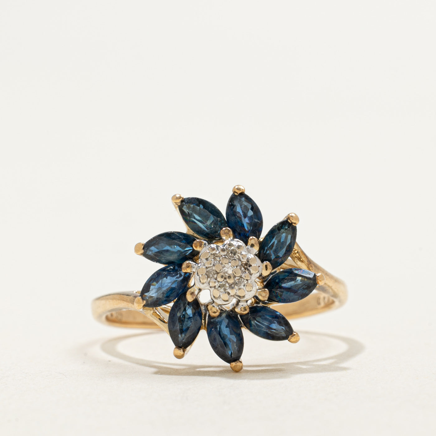 Bague florale en or 14 carats sertie d'un saphir taille marquise et de diamants | 1,30 ct au total, 0,04 ct au total | Taille 7,75