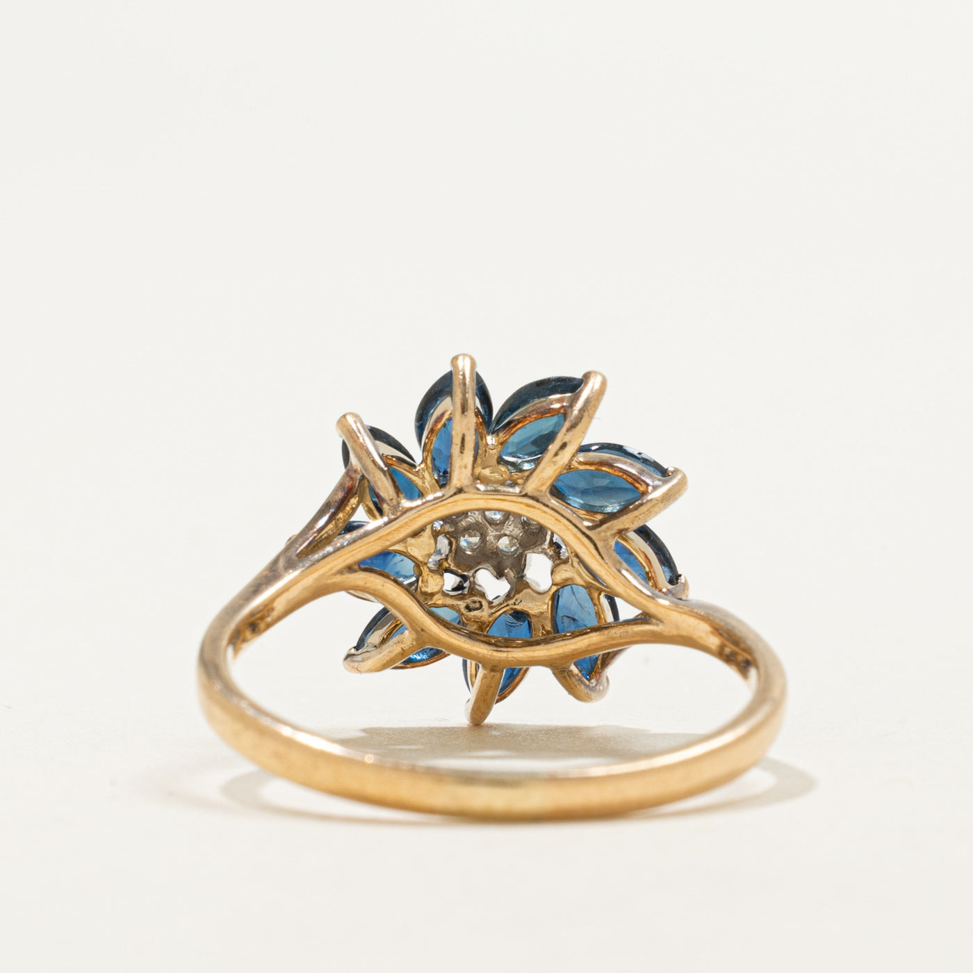 Bague florale en or 14 carats sertie d'un saphir taille marquise et de diamants | 1,30 ct au total, 0,04 ct au total | Taille 7,75