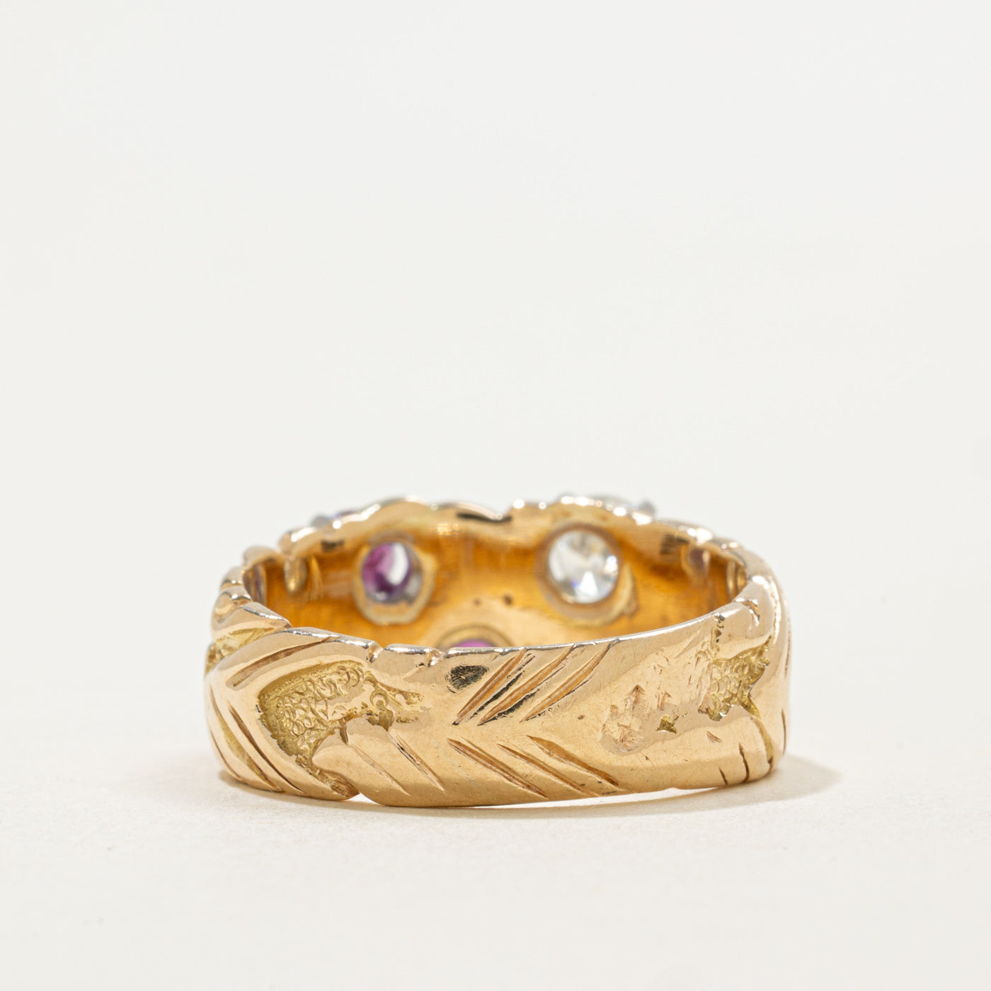 Bague texturée en or 14 carats sertie de diamants et de rubis | 0,30 ct, 0,52 ct au total | Taille 8,5