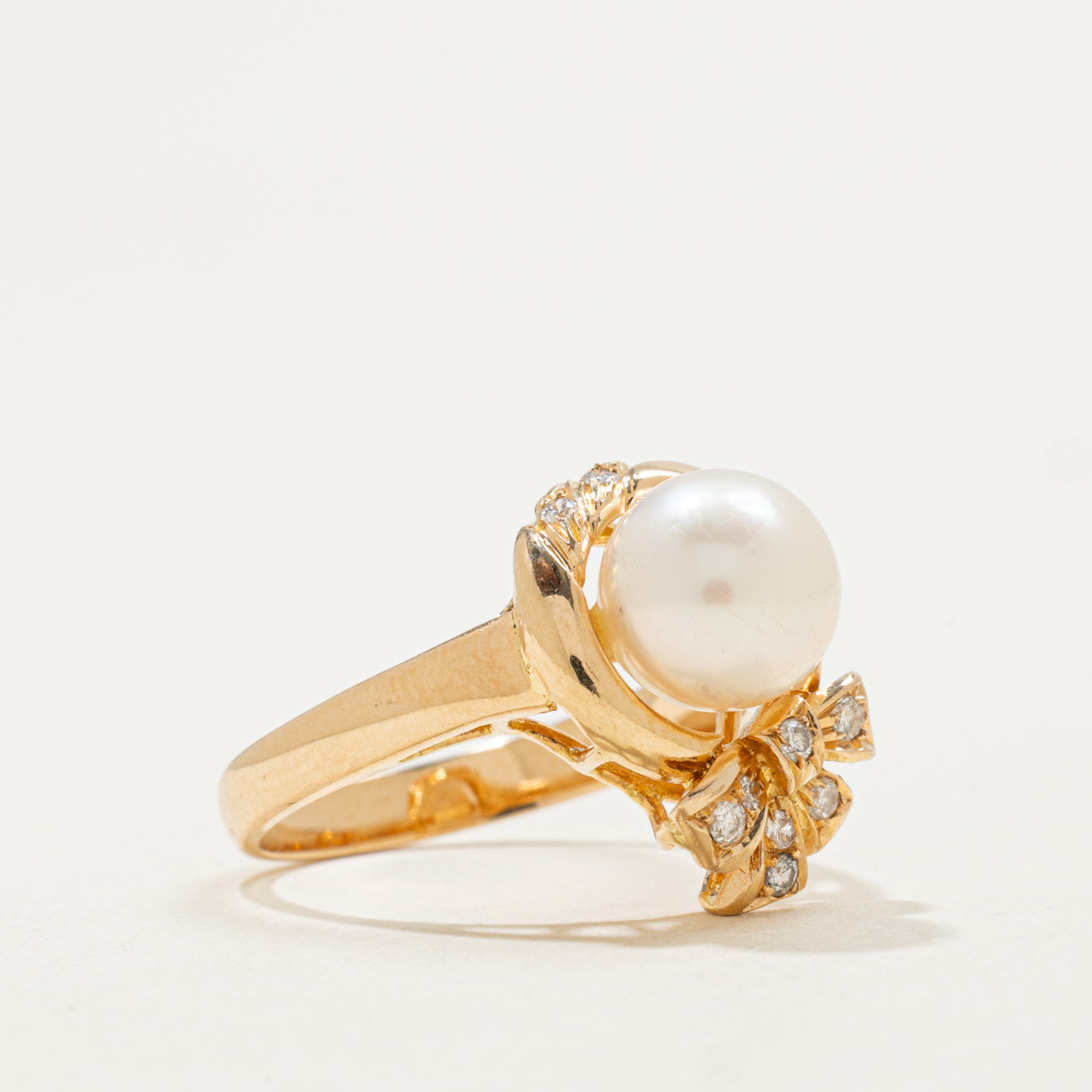 Bague nœud en or 14 carats, perles et diamants | 0,10 ct | Taille 6,5