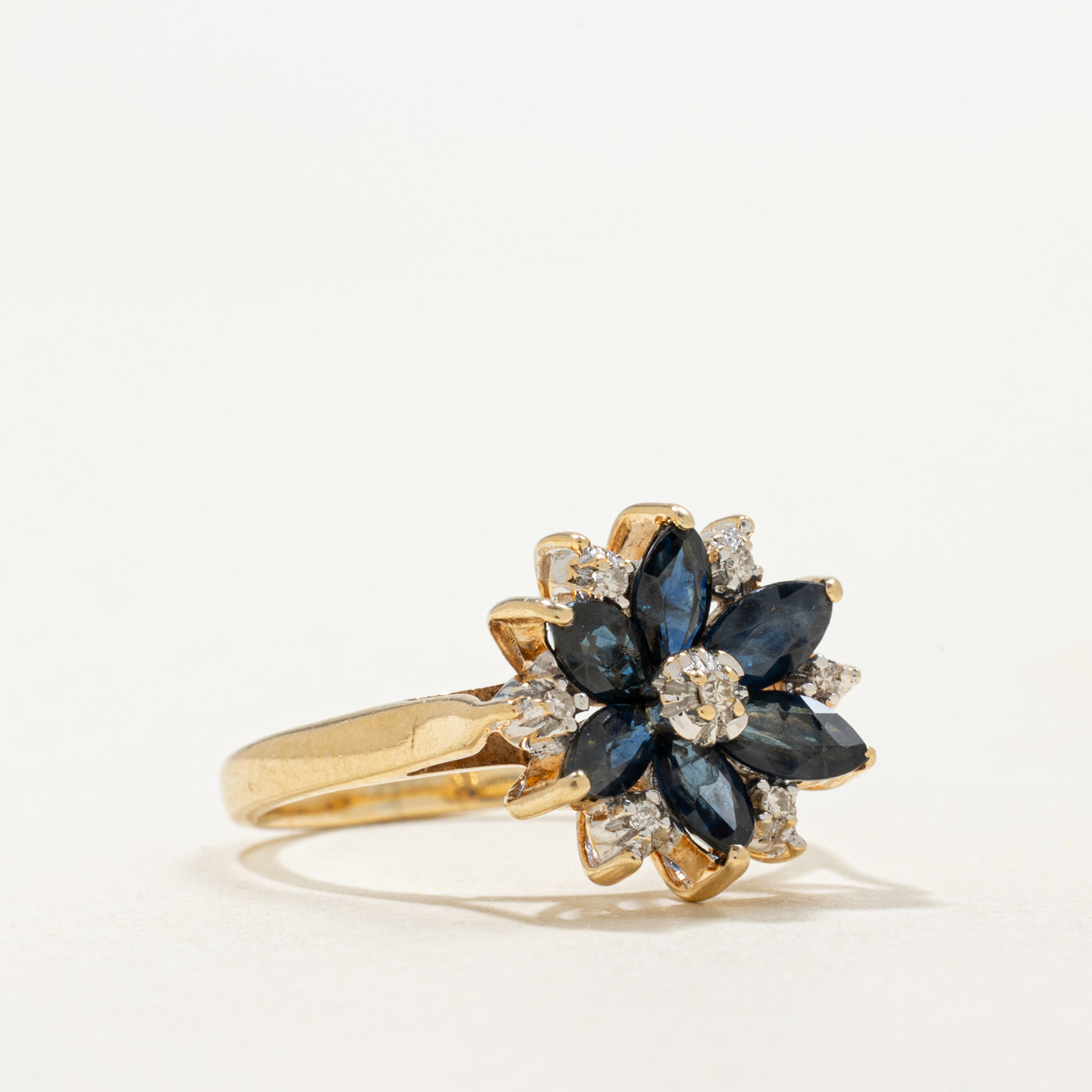 Bague florale en or 14 carats sertie de saphirs taille marquise et de diamants | 0,78 ct au total, 0,04 ct au total | Taille 4,25