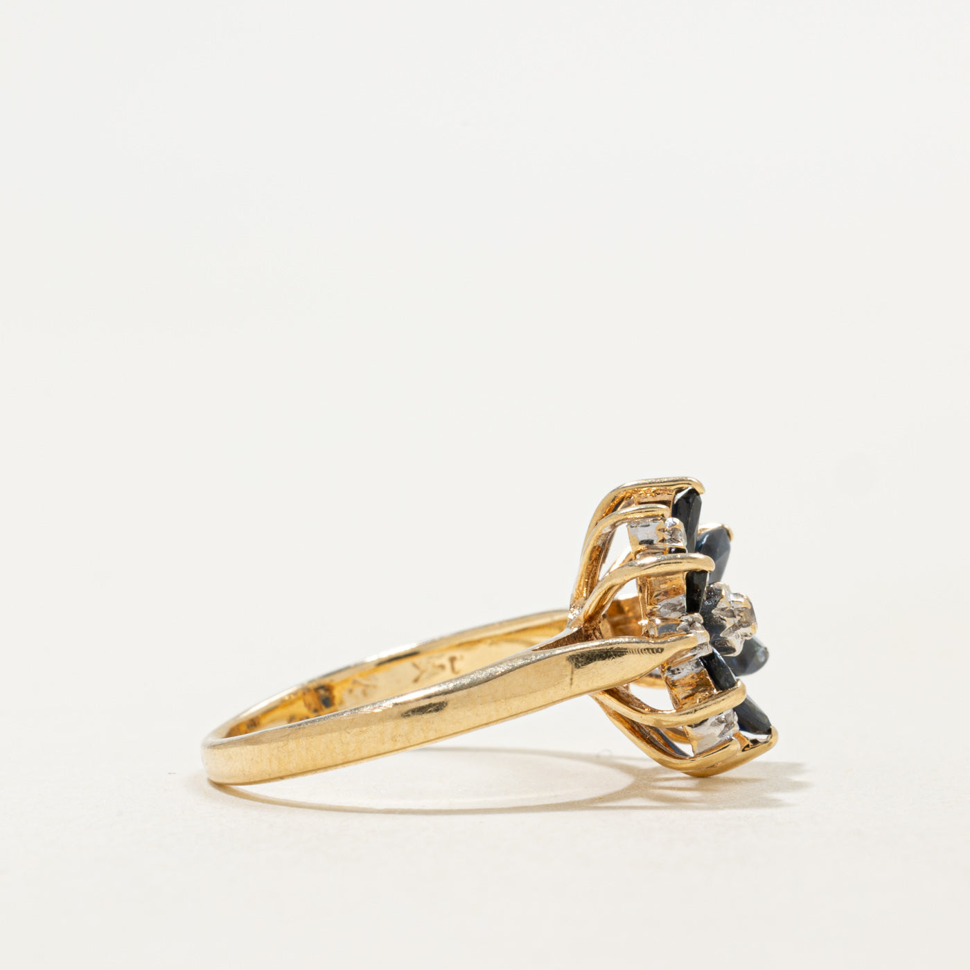 Bague florale en or 14 carats sertie de saphirs taille marquise et de diamants | 0,78 ct au total, 0,04 ct au total | Taille 4,25