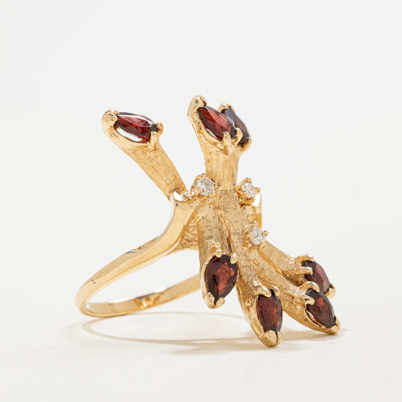 Bague cocktail abstraite en or 14 carats, grenat taille poire et diamants | 1,47 ct, 0,09 ct | Taille 6,25