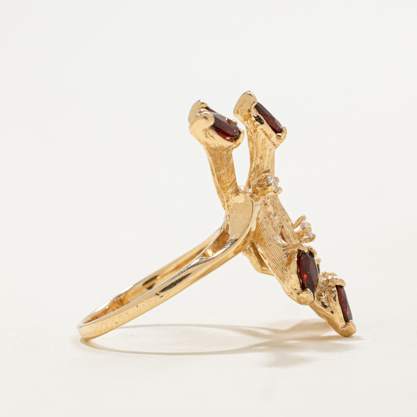 Bague cocktail abstraite en or 14 carats, grenat taille poire et diamants | 1,47 ct, 0,09 ct | Taille 6,25