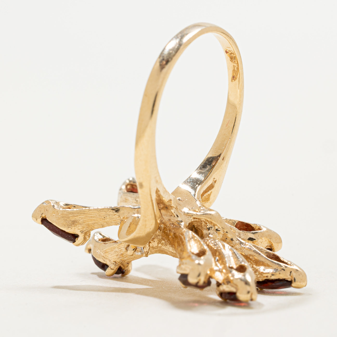 Bague cocktail abstraite en or 14 carats, grenat taille poire et diamants | 1,47 ct, 0,09 ct | Taille 6,25