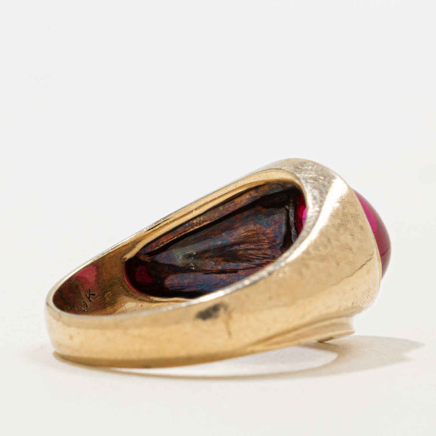 Bague en or 10 carats sertie d'un rubis synthétique cabochon et de diamants naturels | 4,00 ct, 0,06 ct au total | Taille 8,75