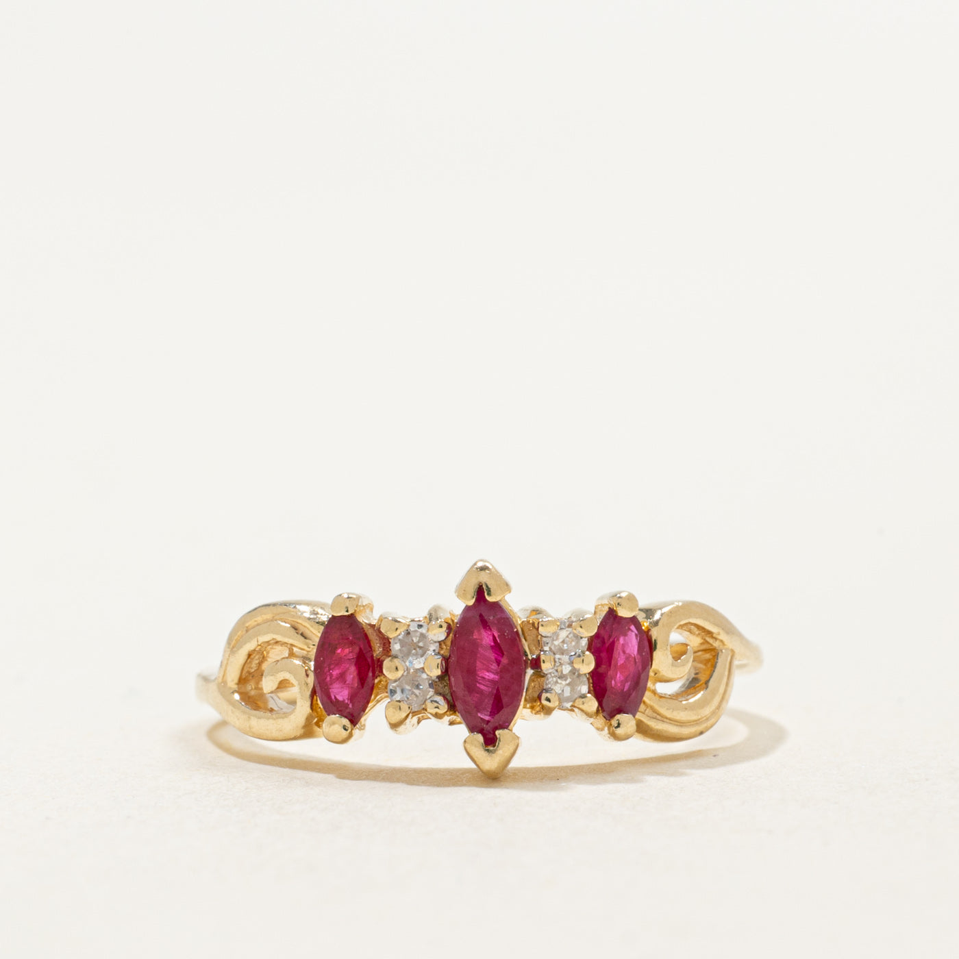 Bague en or 14 carats sertie d'un rubis taille marquise et de diamants | 0,25 ct au total, 0,04 ct au total | Taille 5,5