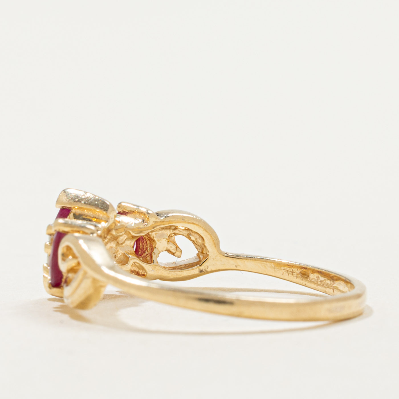 Bague en or 14 carats sertie d'un rubis taille marquise et de diamants | 0,25 ct au total, 0,04 ct au total | Taille 5,5