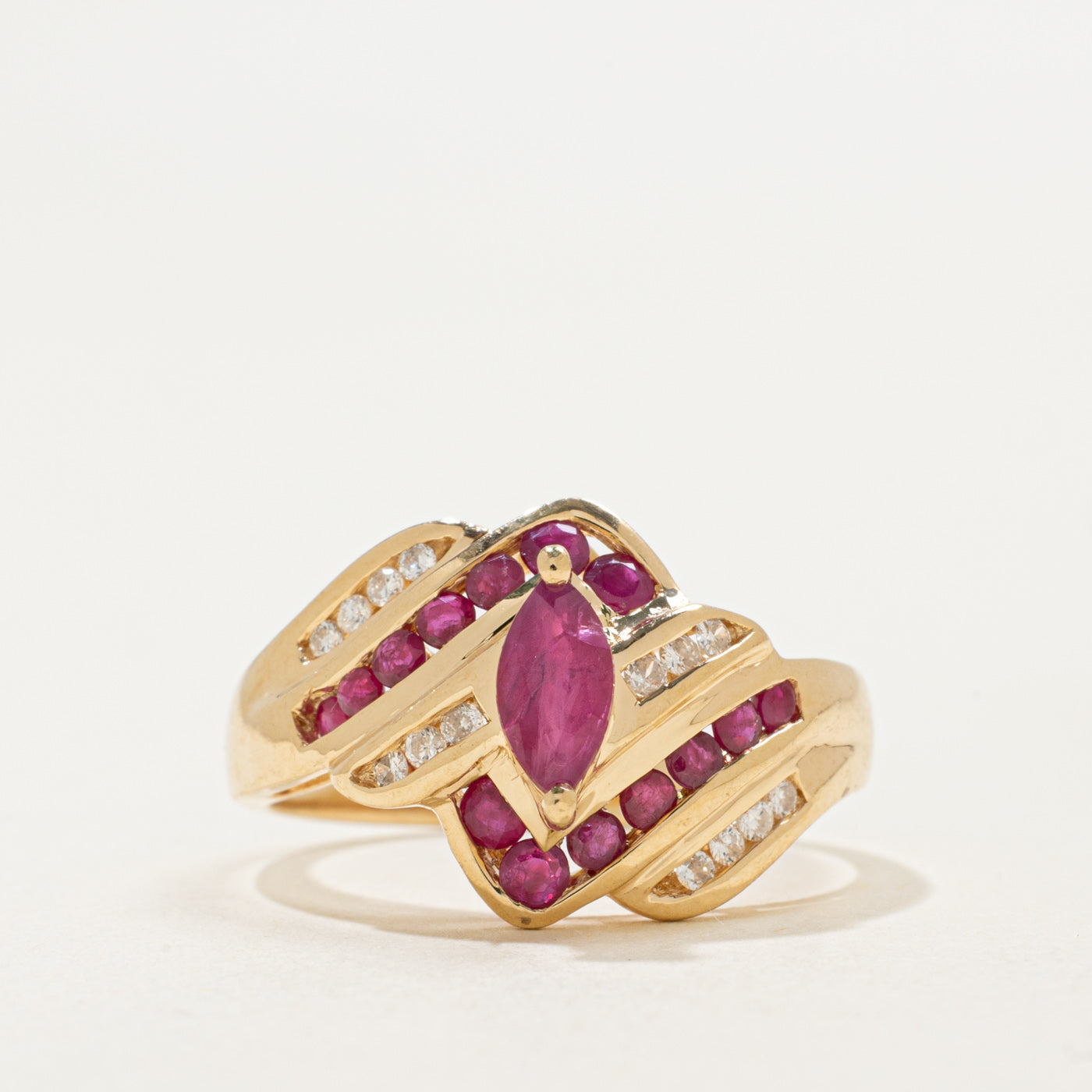 Bague géométrique en or 14 carats avec rubis taille marquise et diamants | 1,00 ct, 0,14 ct | Taille 7,5