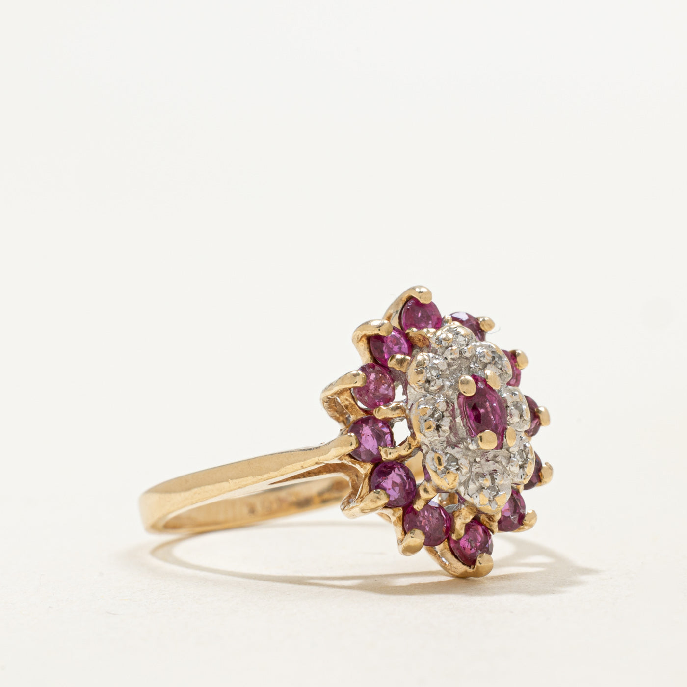 Bague cocktail florale en or 10 carats, sertie de rubis taille marquise et de diamants | 0,75 ct au total, 0,04 ct au total | Taille 6,25