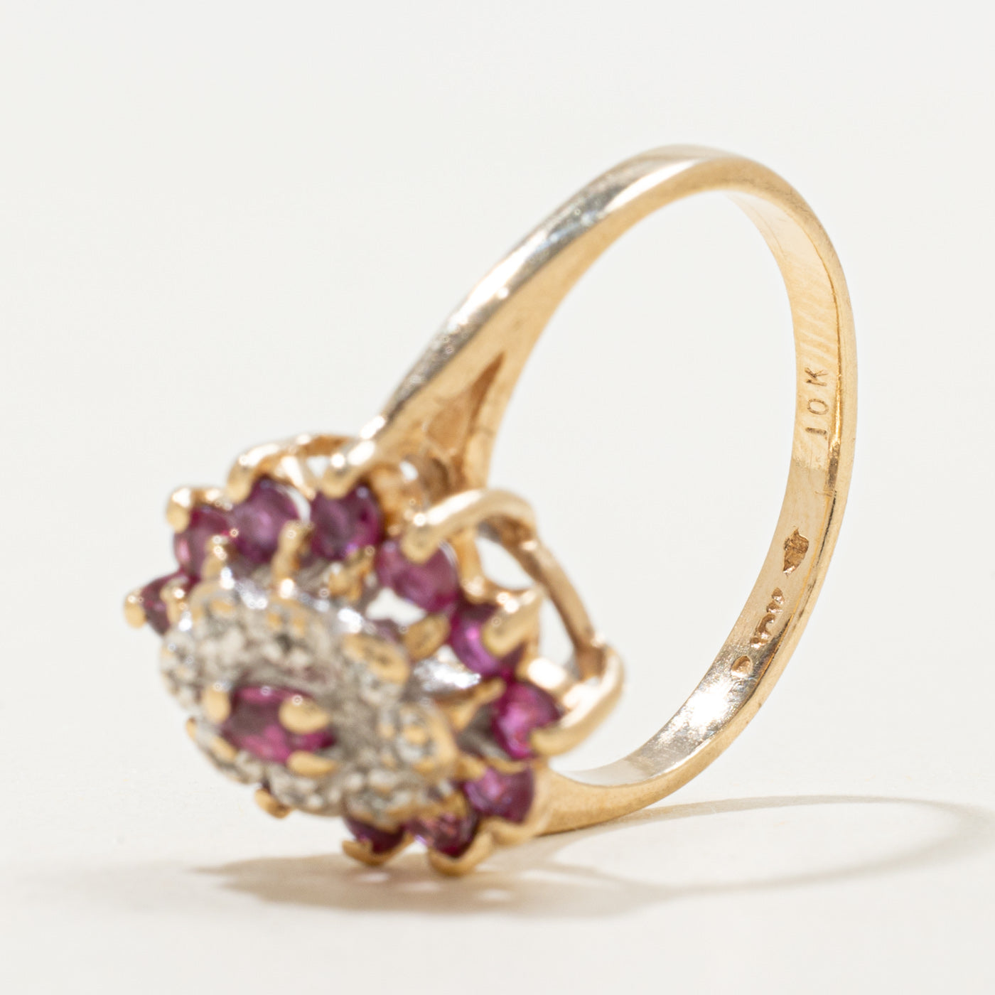 Bague cocktail florale en or 10 carats, sertie de rubis taille marquise et de diamants | 0,75 ct au total, 0,04 ct au total | Taille 6,25