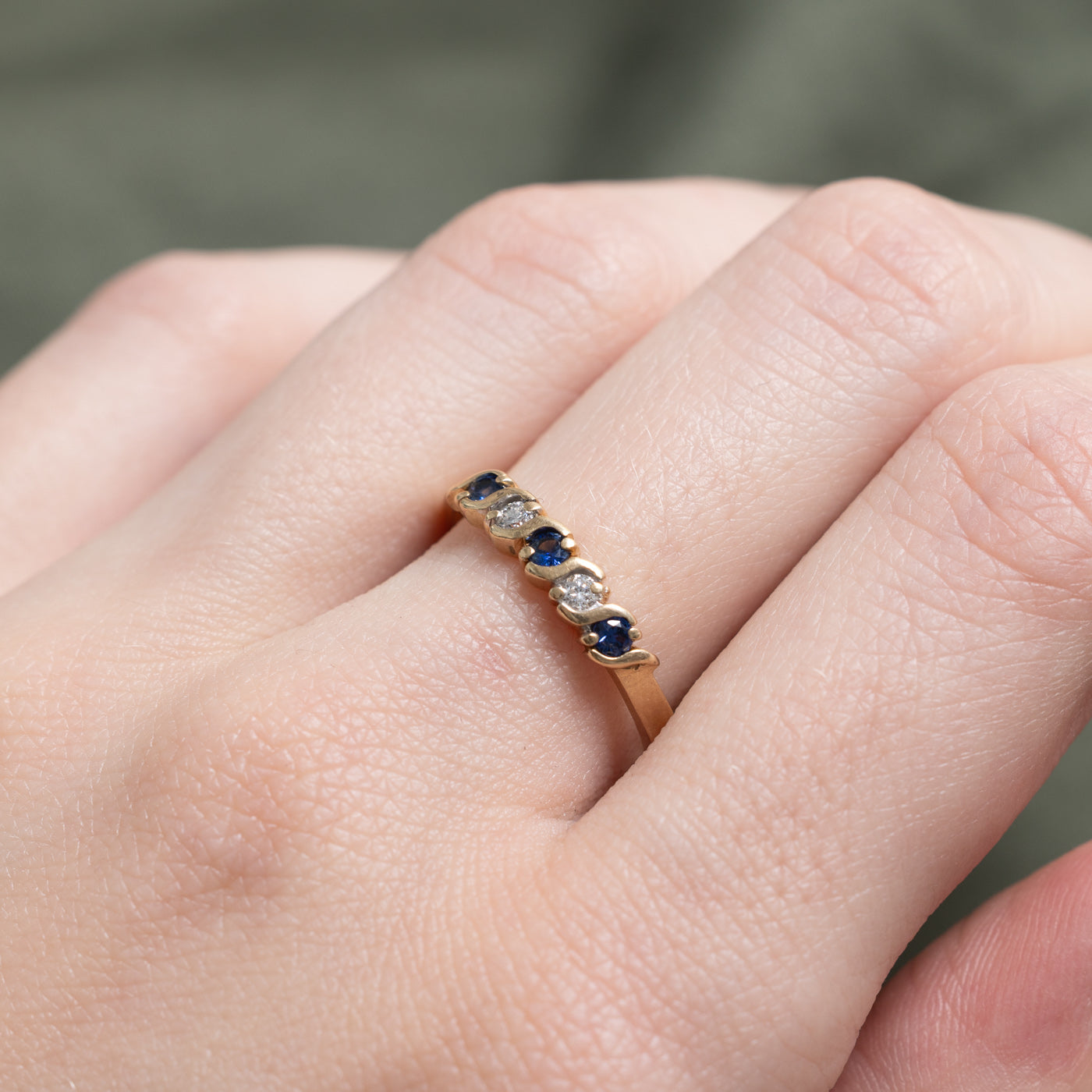 Bague cinq pierres en saphirs synthétiques et diamants | 0,12 ct au total, 0,06 ct au total | Taille 7