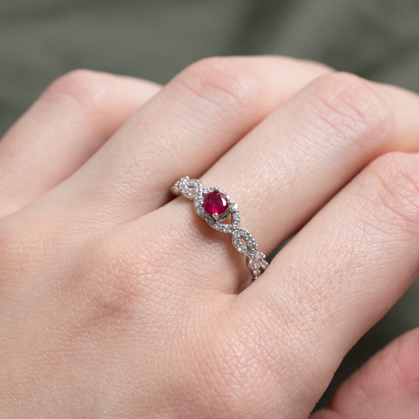 Bague croisée en rubis synthétique et diamant naturel | Taille 7,5