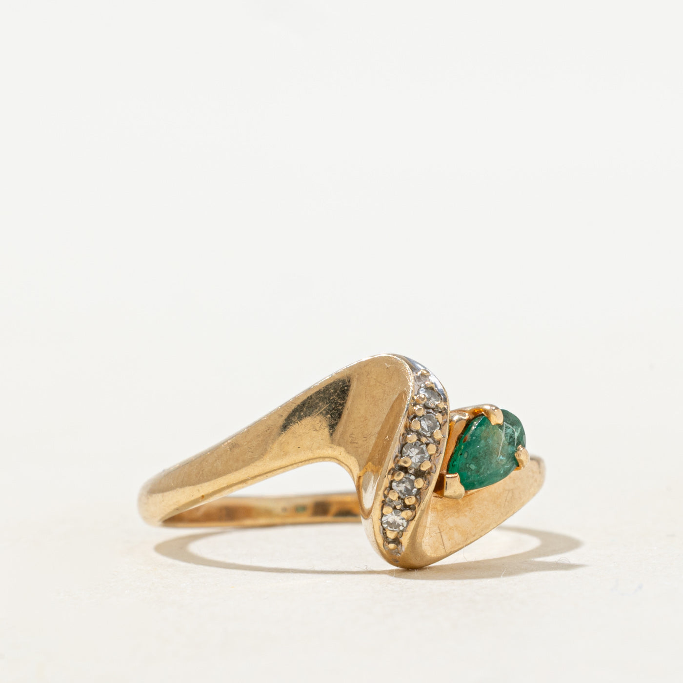 Bague contournée en émeraude taille poire et diamants | Taille 6,75
