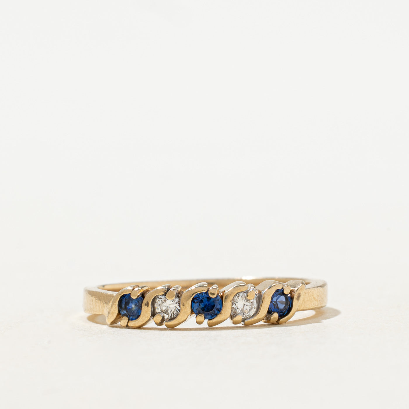 Bague cinq pierres en saphirs synthétiques et diamants | 0,12 ct au total, 0,06 ct au total | Taille 7
