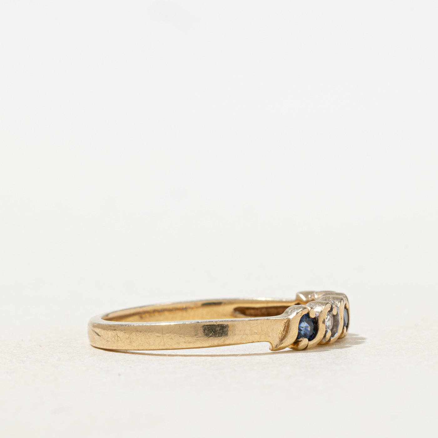 Bague cinq pierres en saphirs synthétiques et diamants | 0,12 ct au total, 0,06 ct au total | Taille 7