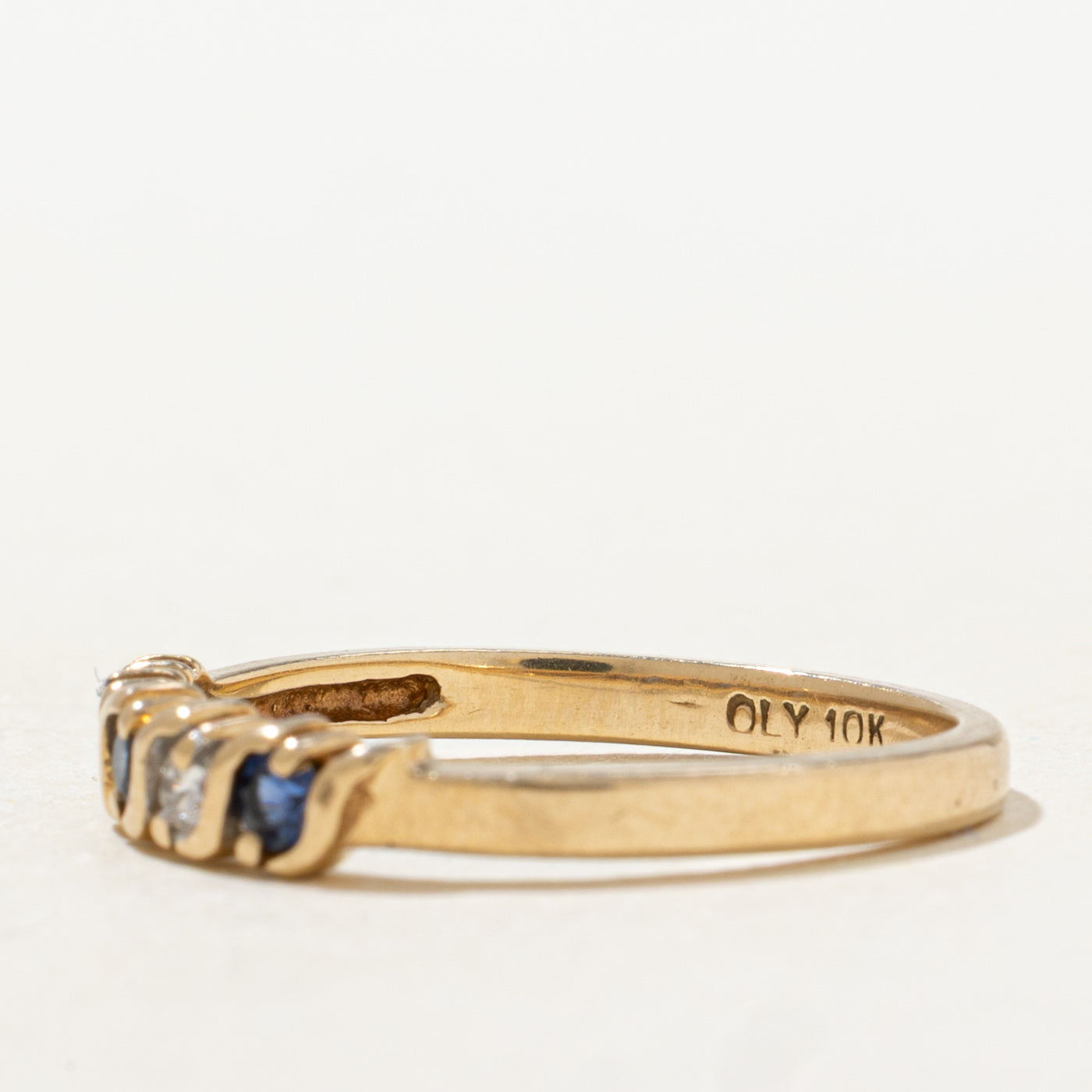 Bague cinq pierres en saphirs synthétiques et diamants | 0,12 ct au total, 0,06 ct au total | Taille 7