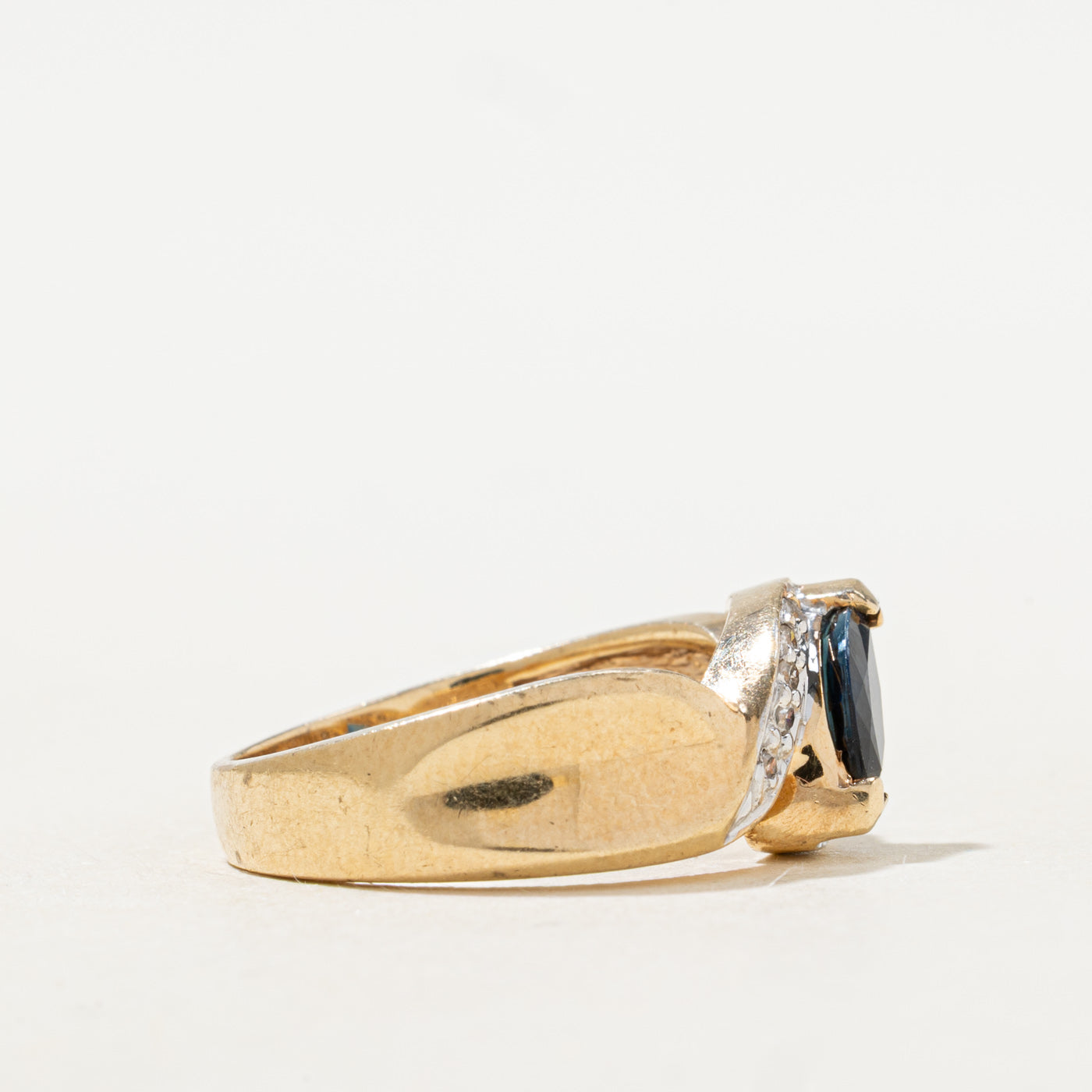 Bague rainurée en saphir taille marquise et diamants | 0,40 ct, 0,05 ct au total | Taille 7,25