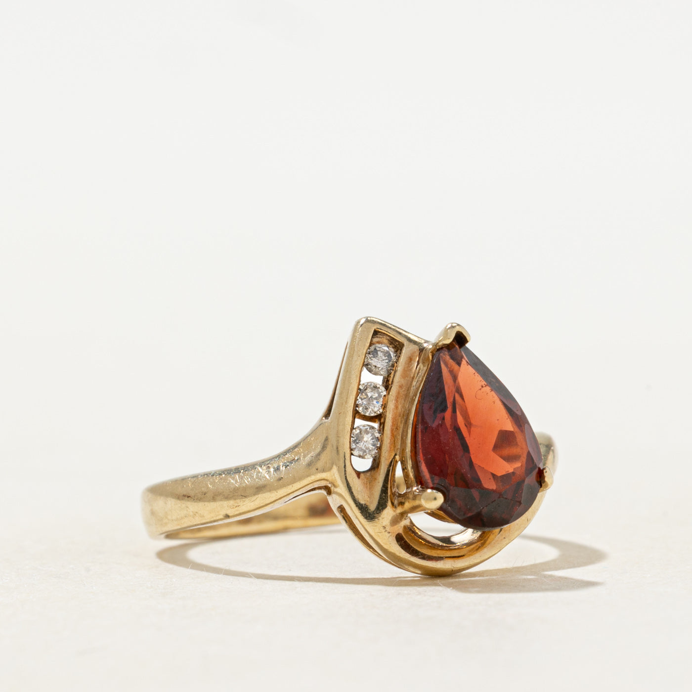 Bague ornée d'un grenat taille poire et de diamants | 1,20 ct, 0,03 ct au total | Taille 7,25