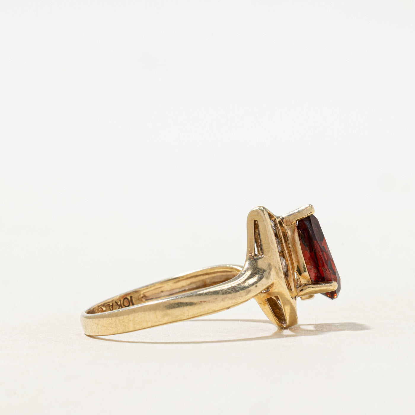 Bague ornée d'un grenat taille poire et de diamants | 1,20 ct, 0,03 ct au total | Taille 7,25