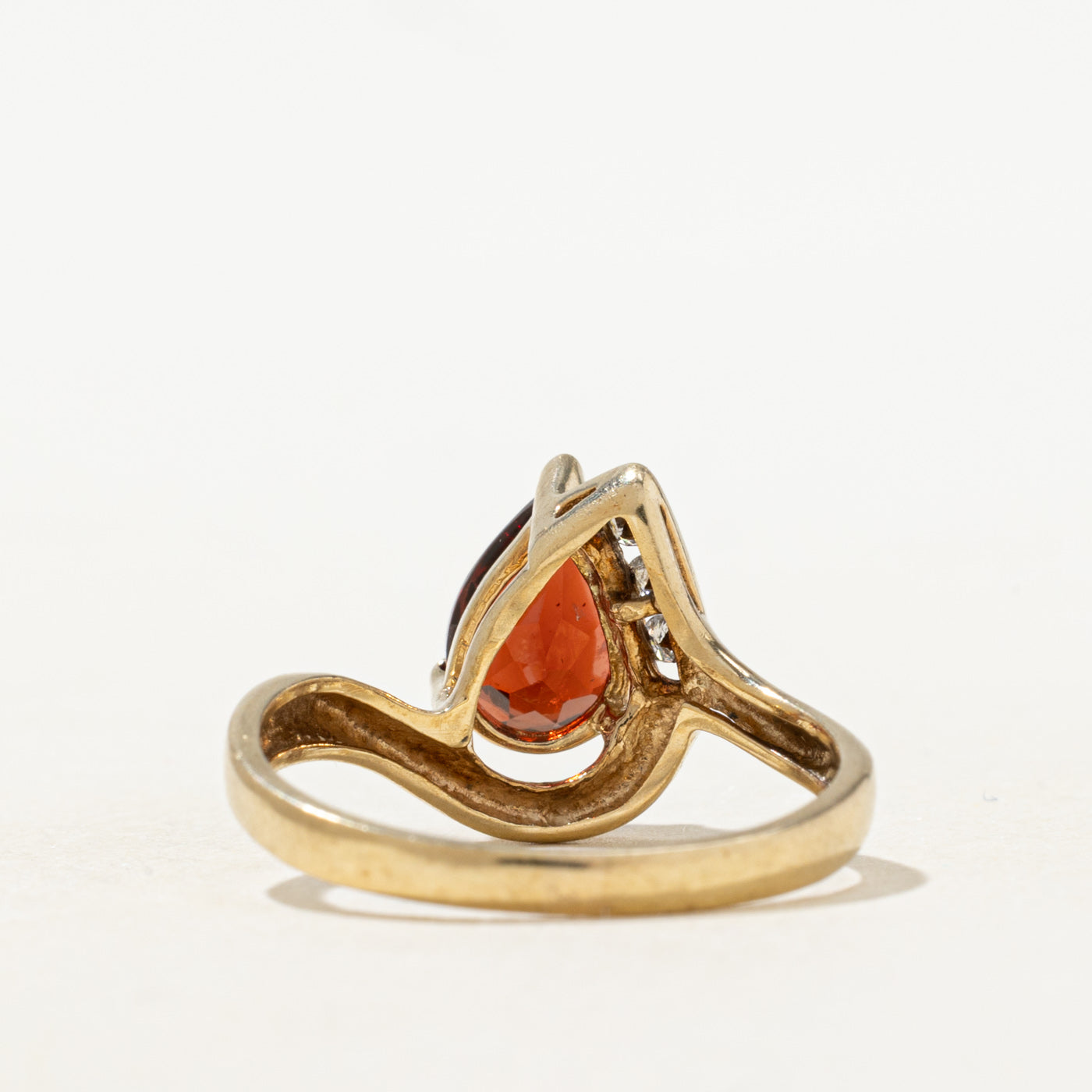 Bague ornée d'un grenat taille poire et de diamants | 1,20 ct, 0,03 ct au total | Taille 7,25
