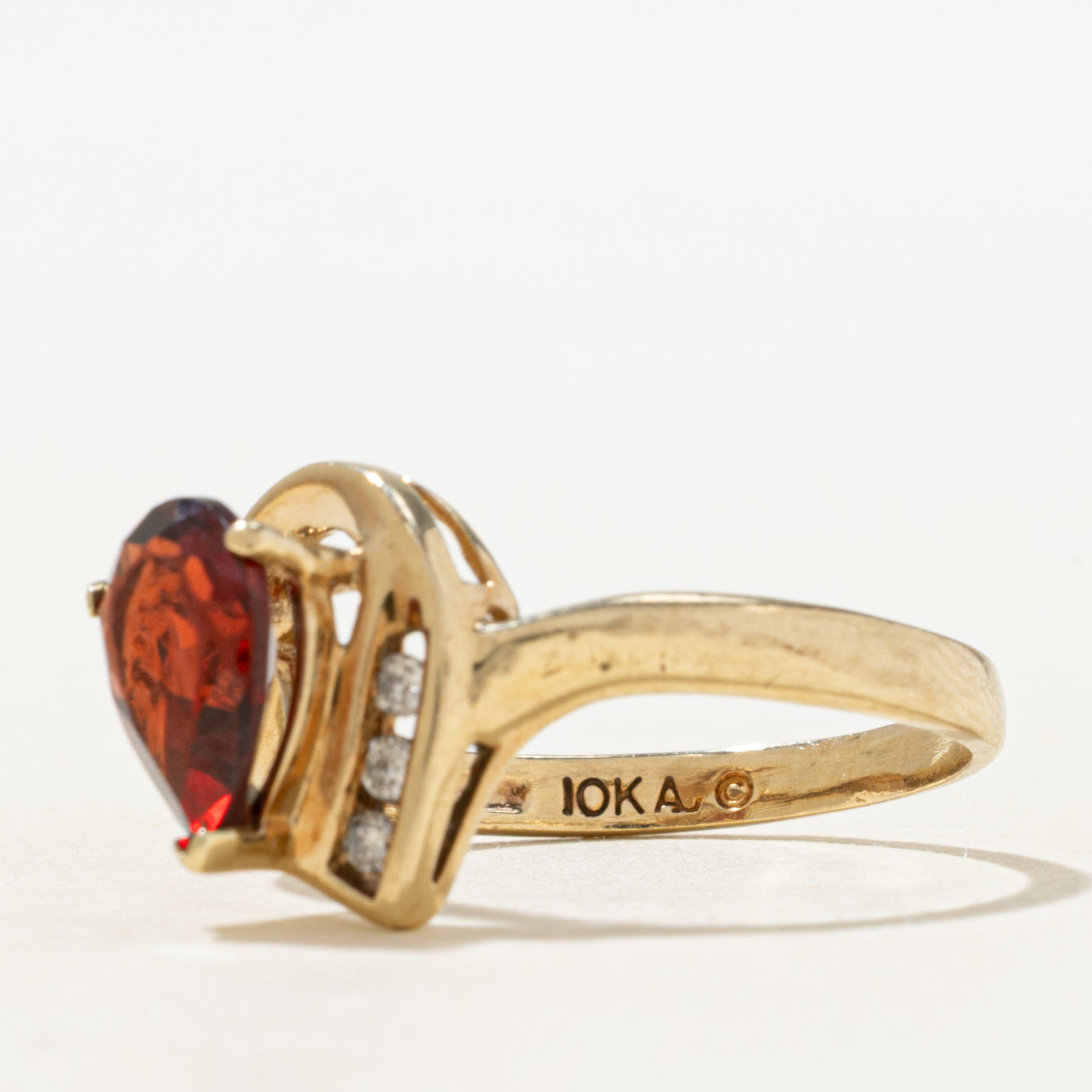 Bague ornée d'un grenat taille poire et de diamants | 1,20 ct, 0,03 ct au total | Taille 7,25