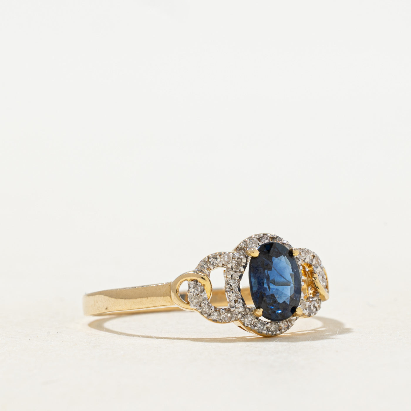 Bague à maillons ouverts avec saphir ovale et halo de diamants | Taille 7.0