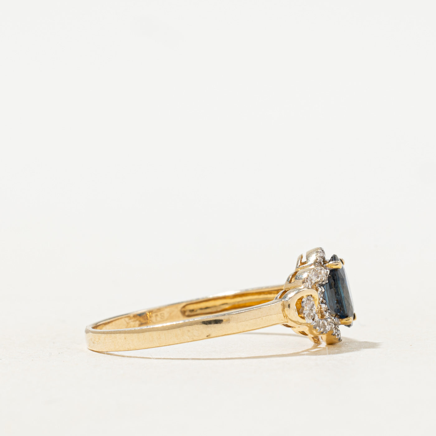 Bague à maillons ouverts avec saphir ovale et halo de diamants | Taille 7.0