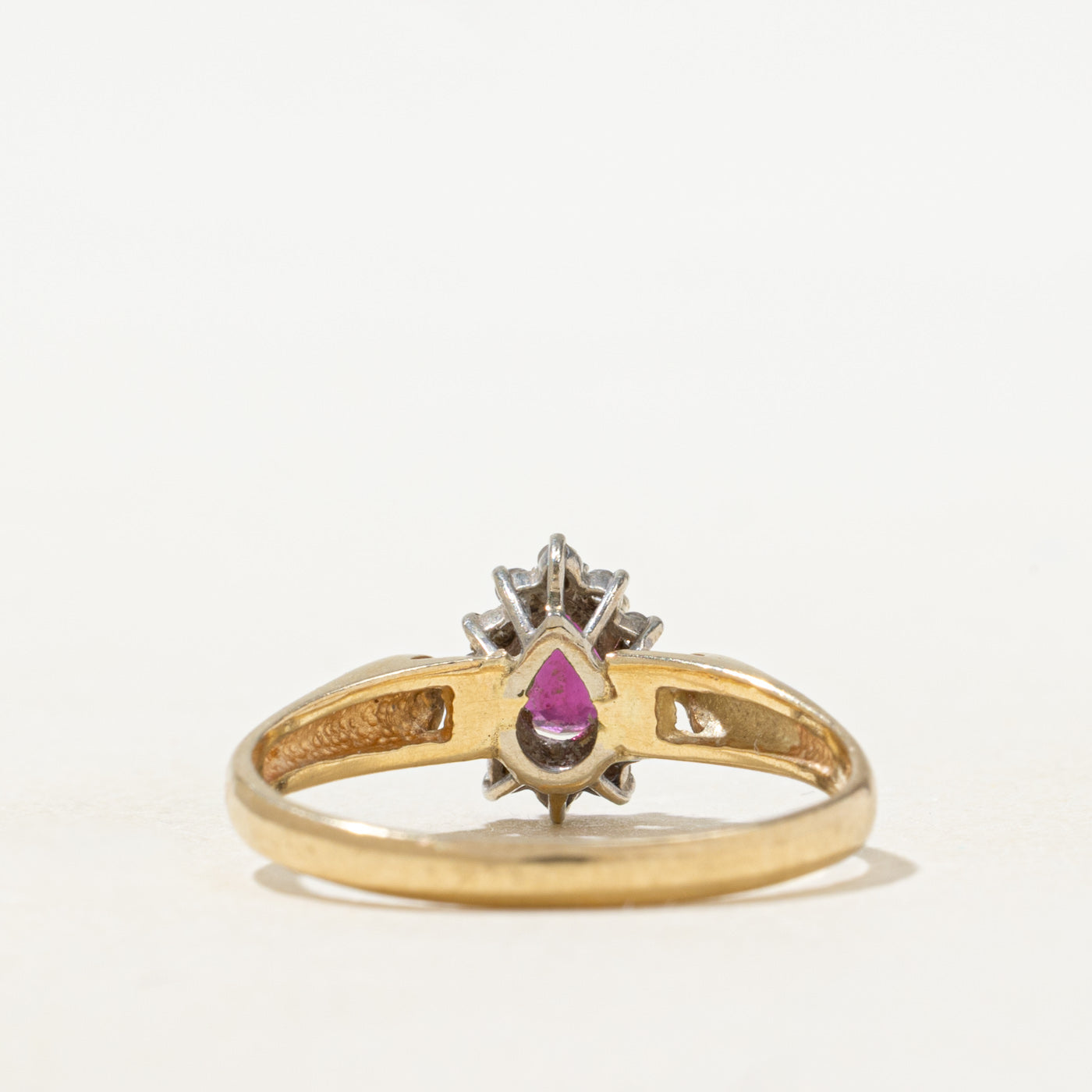 Bague halo en pétales de rubis taille poire et diamants | Taille 7,25