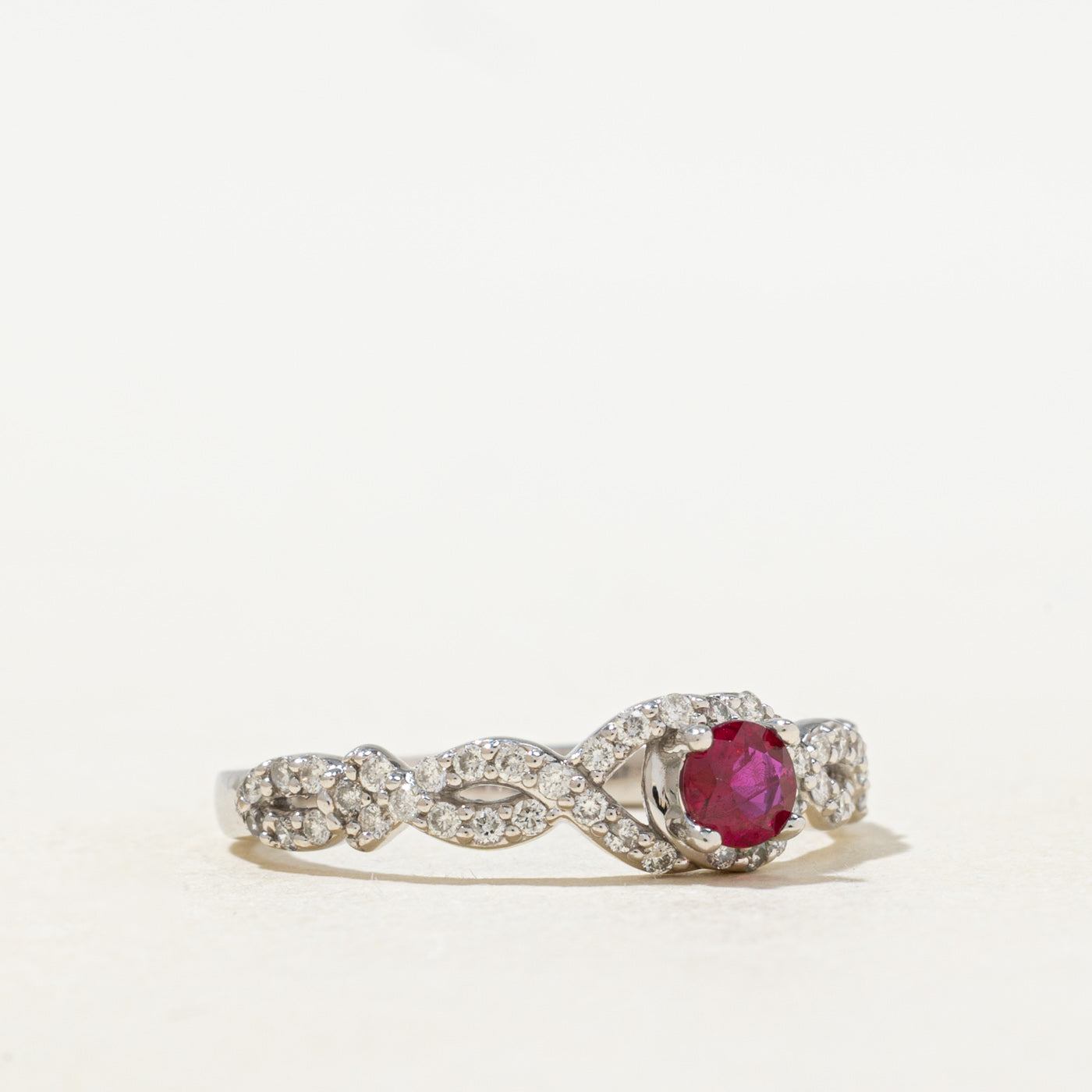 Bague croisée en rubis synthétique et diamant naturel | Taille 7,5