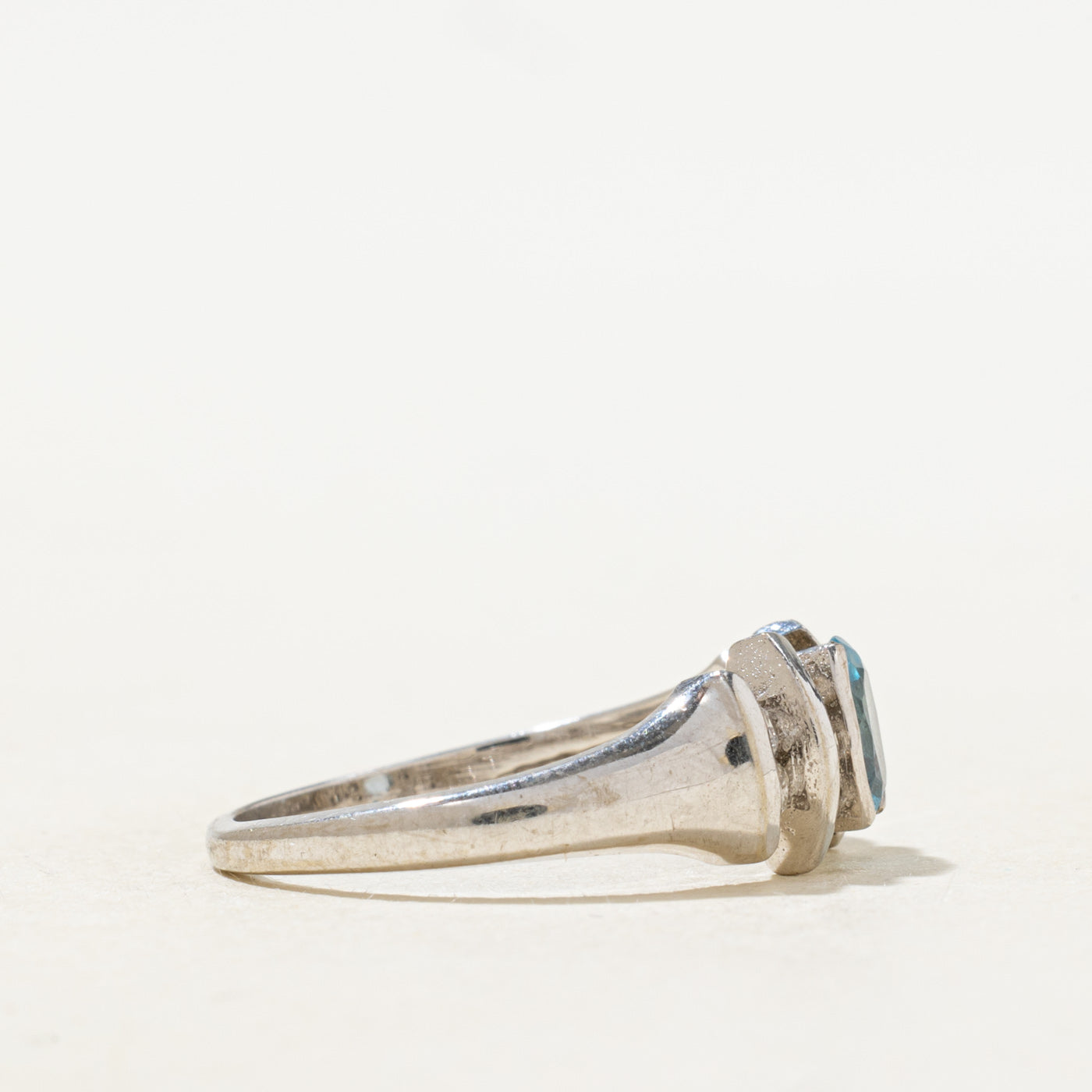 Bague ornée d'une topaze bleue ovale et de diamants | Taille 6,75