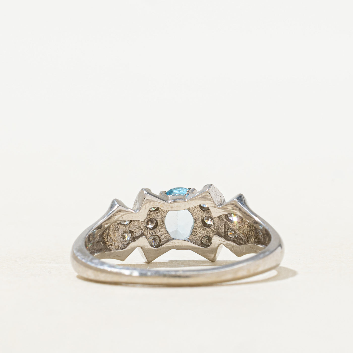 Bague ornée d'une topaze bleue ovale et de diamants | Taille 6,75