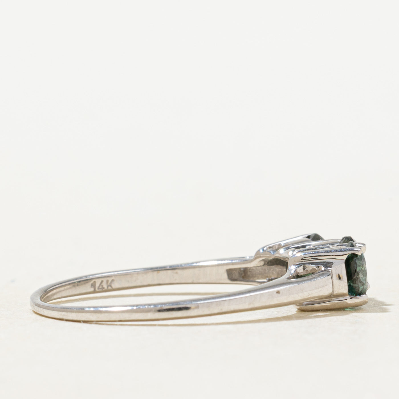 Bague trois diamants verts | 0,85 ct au total | Taille 7,25