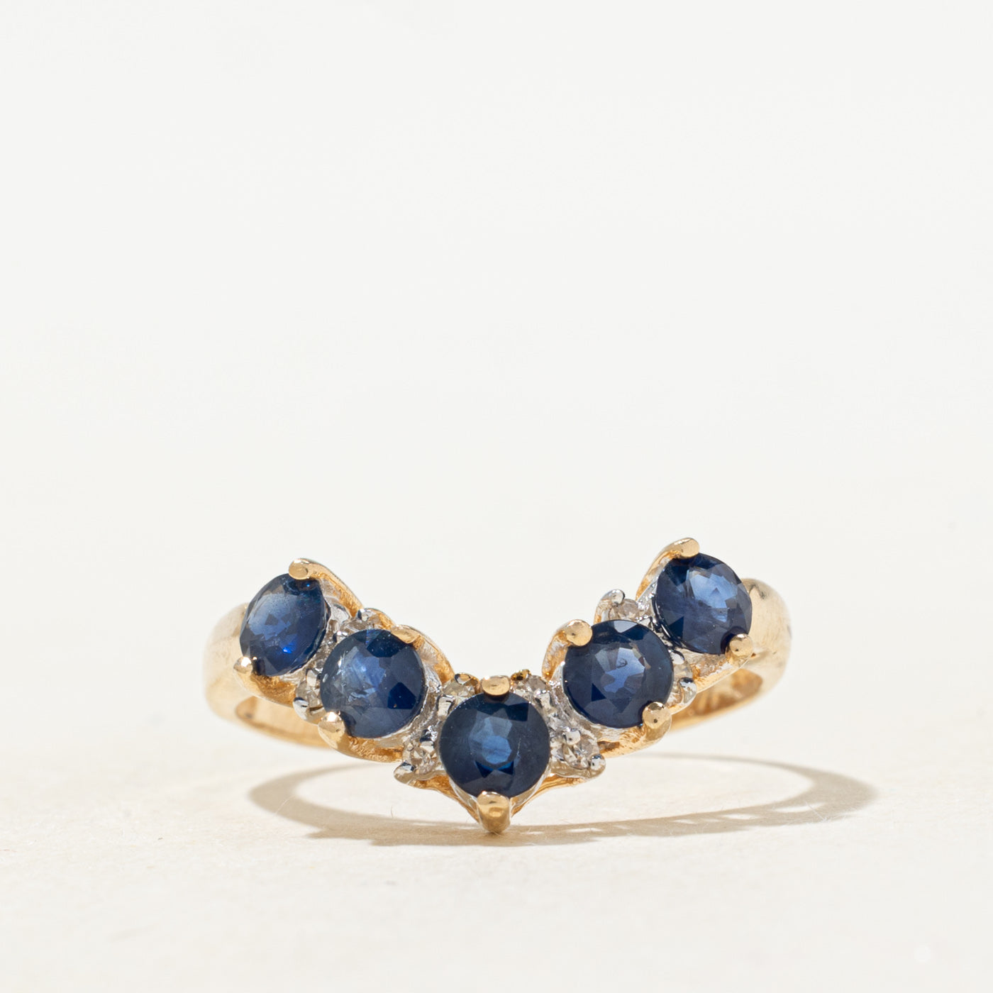 Bague chevron cinq pierres saphir et diamants | 0,04 ct x 0,04 ct | Taille 6,5