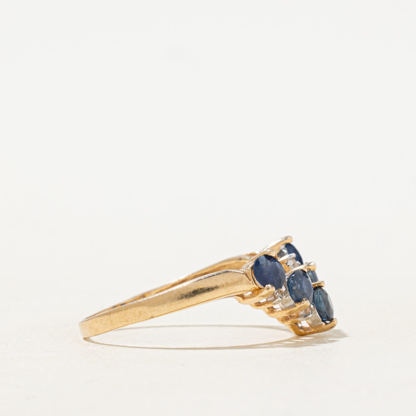 Bague chevron cinq pierres saphir et diamants | 0,04 ct x 0,04 ct | Taille 6,5