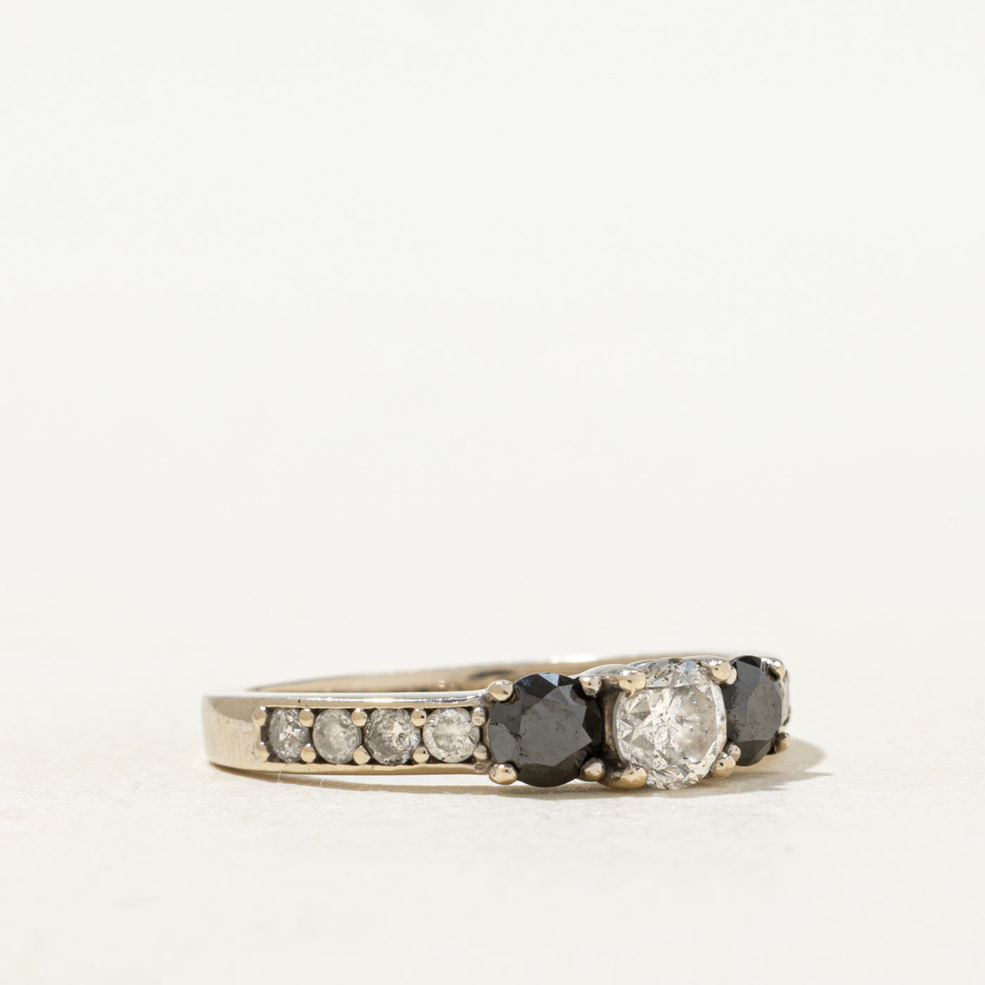 Bague trois pierres ornée de diamants noirs et blancs | 0,76 ct | Taille 5,75