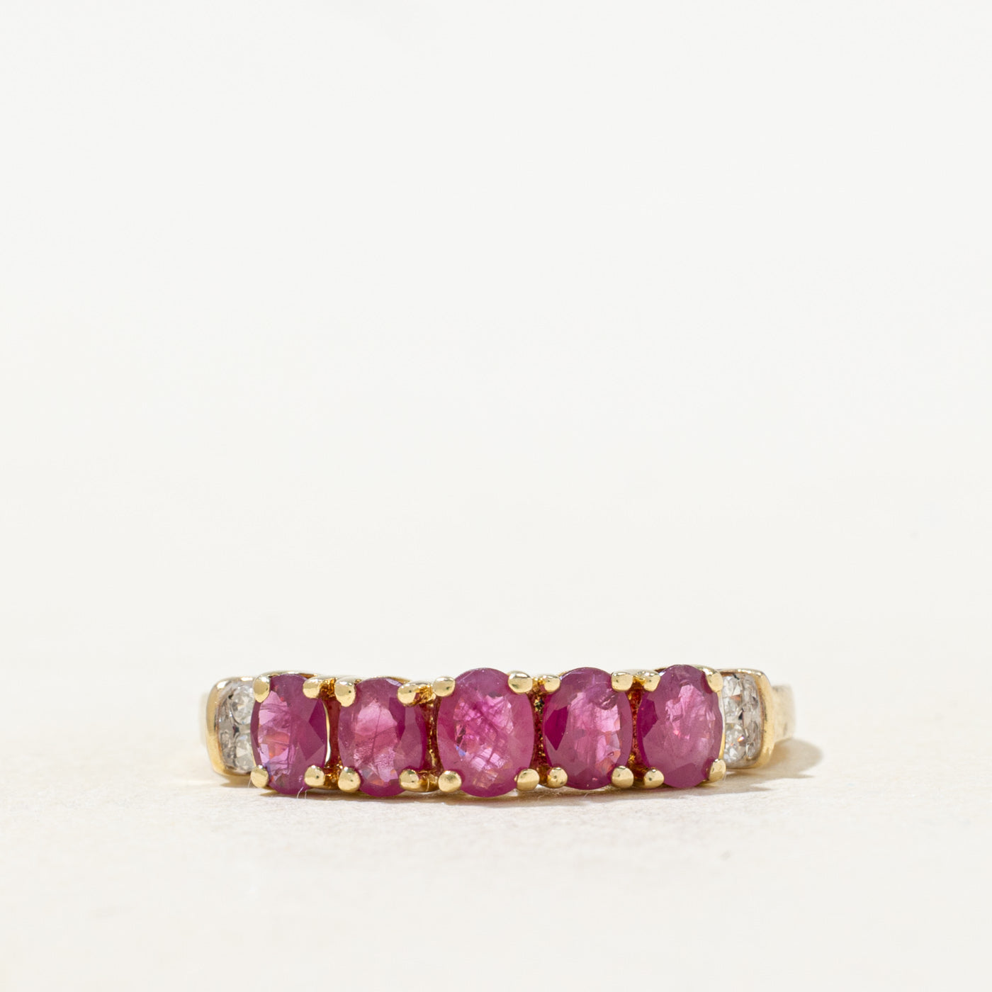 Bague cinq pierres rubis et diamants | 0,80 ct, 0,04 ct | Taille 7