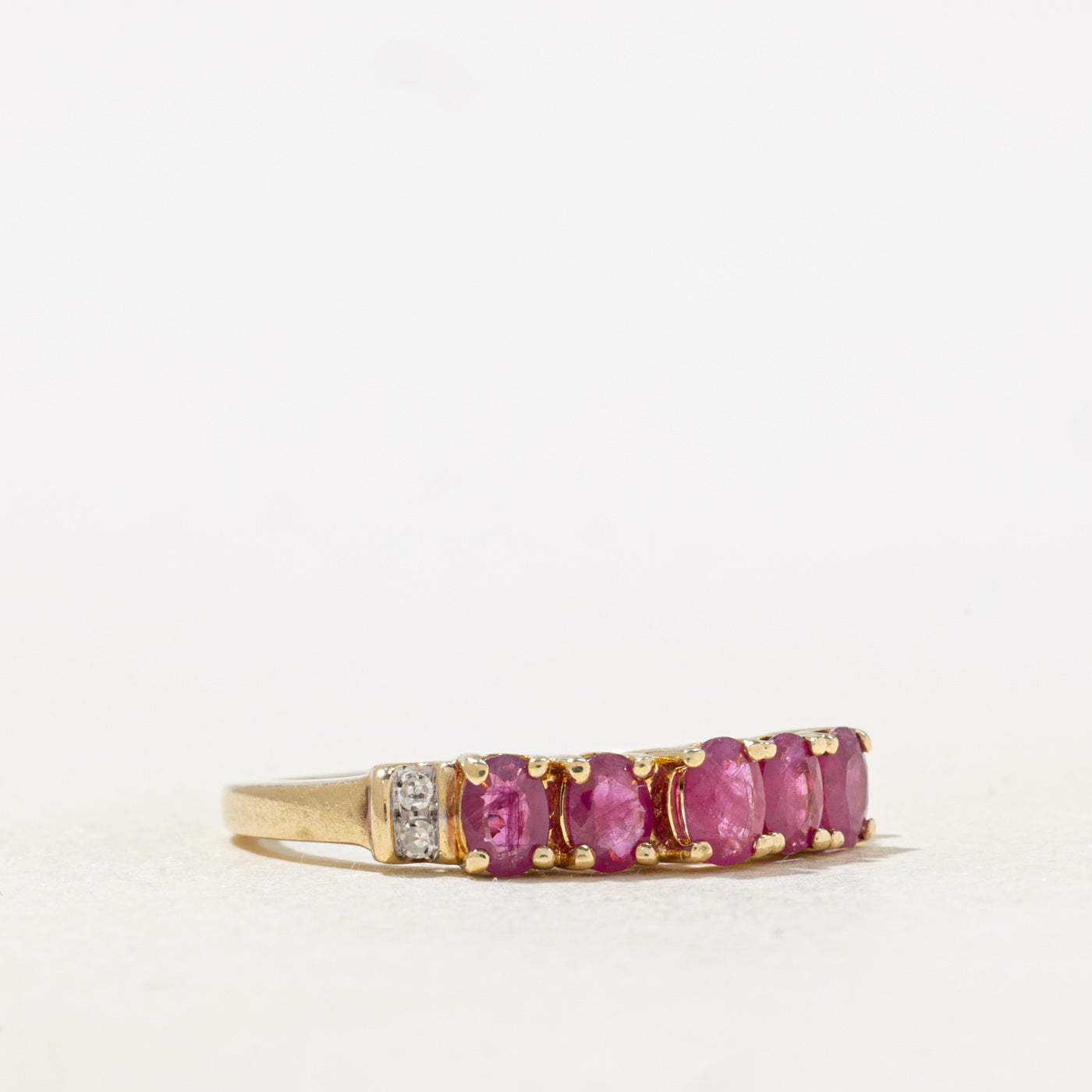 Bague cinq pierres rubis et diamants | 0,80 ct, 0,04 ct | Taille 7